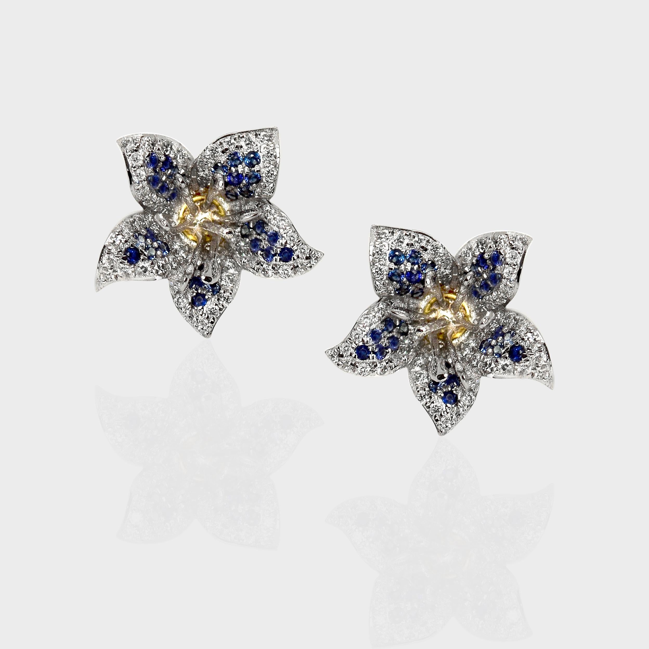 Orecchini con zaffiri blu naturali e diamanti in oro bianco 14K IGI In condizioni Nuovo in vendita a Kaohsiung City, TW