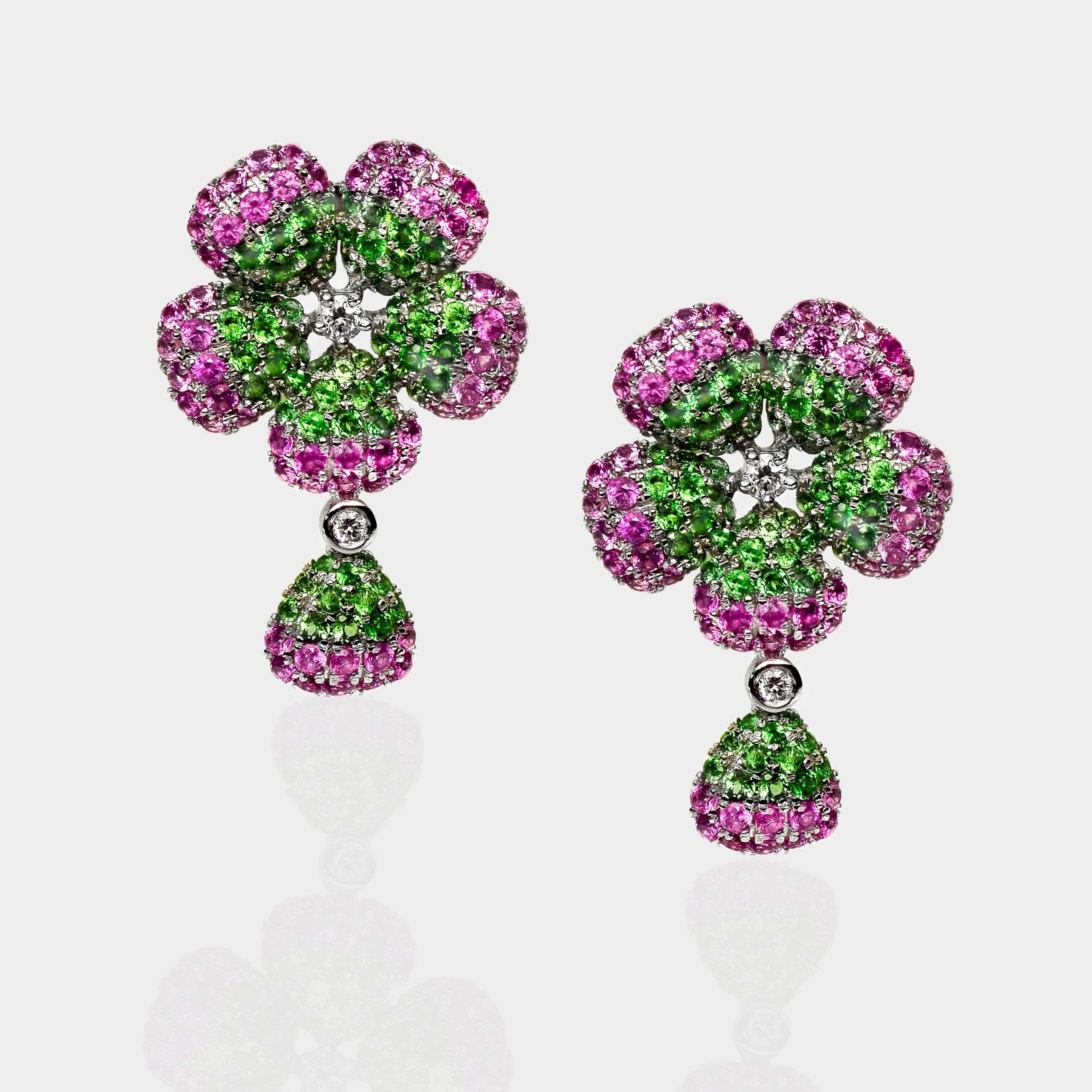 * Orecchini IGI in oro bianco 14K con zaffiri rosa naturali e diamanti.

Zaffiri rosa intenso naturali certificati IGI come pietre centrali del peso di 1,30 carati circondati da diamanti naturali Greene & Greene VS del peso di 0,10 e Diopside verde