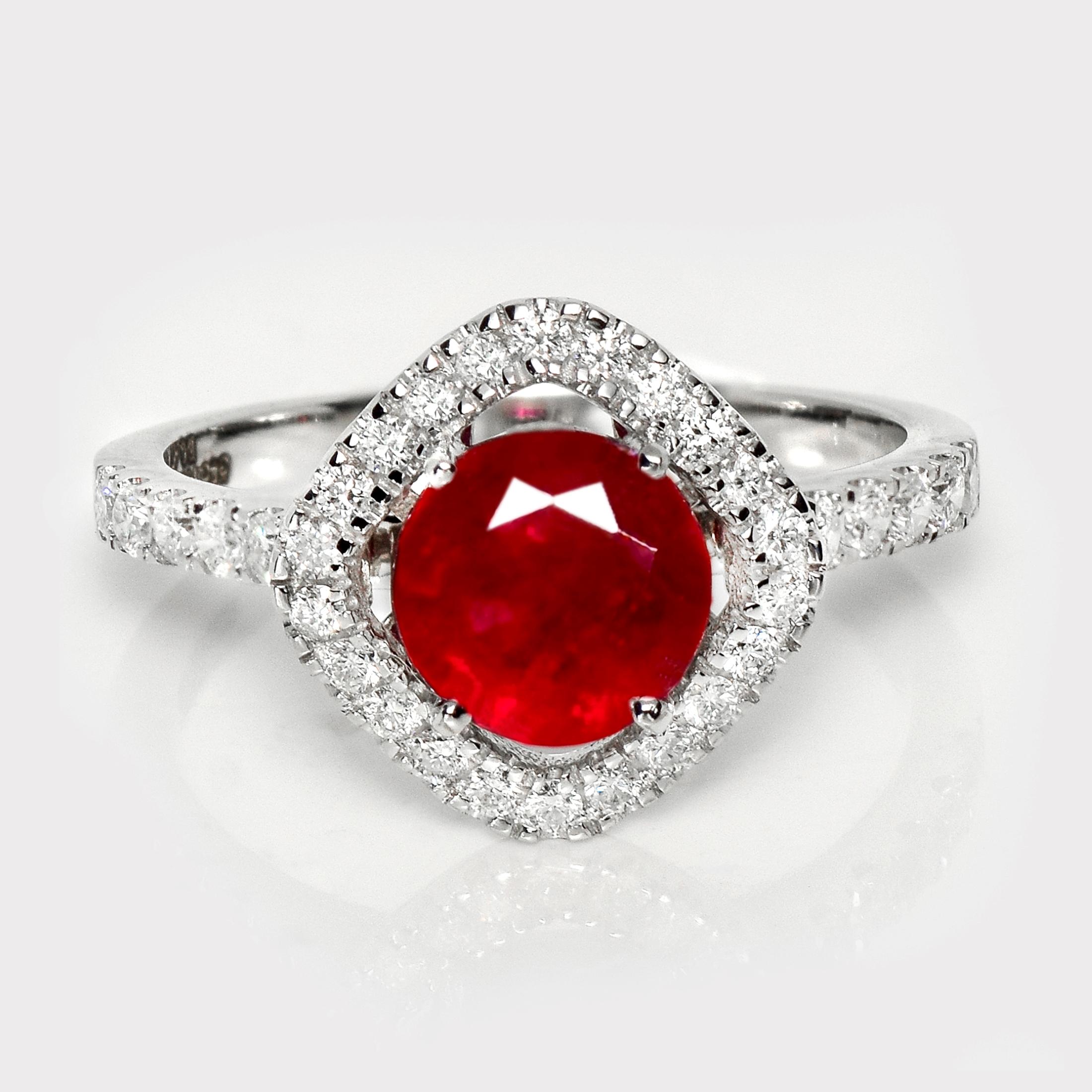 *Anello di fidanzamento con rubino a forma rotonda in oro bianco 14K da 1,69 carati*.

Il rubino rosso violaceo rotondo naturale certificato IGI è la pietra centrale del peso di 1,69 carati, incastonata nella fascia a raggiera in oro bianco 14K con