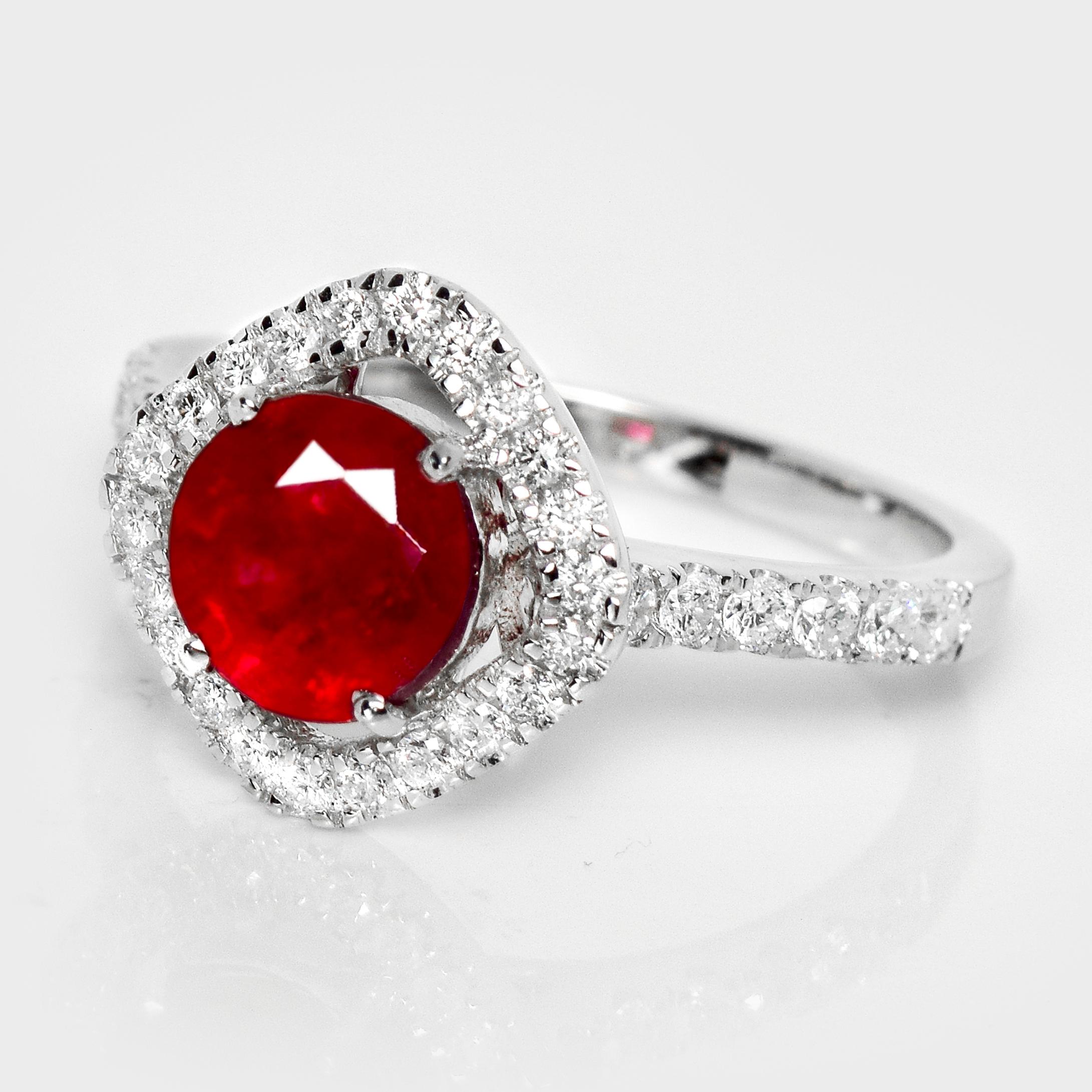 Contemporaneo Anello di fidanzamento con rubino a forma rotonda in oro bianco 14K IGI 1,69 ct in vendita