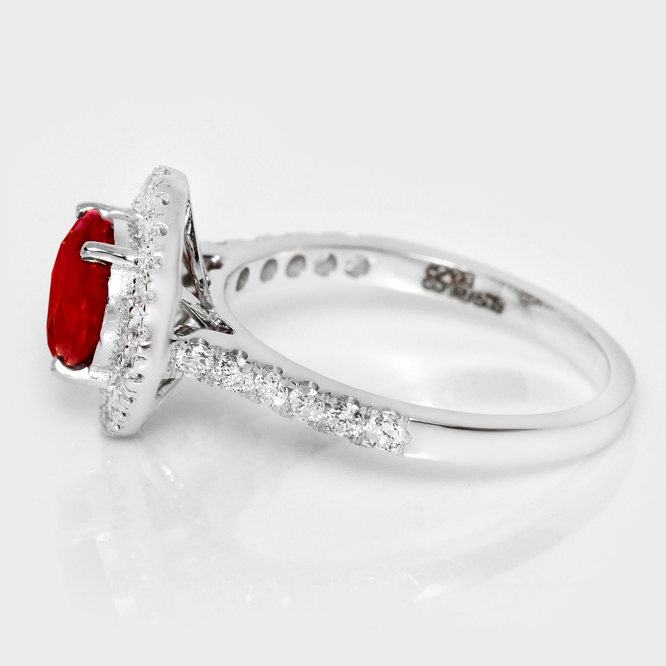 Taglio rotondo Anello di fidanzamento con rubino a forma rotonda in oro bianco 14K IGI 1,69 ct in vendita