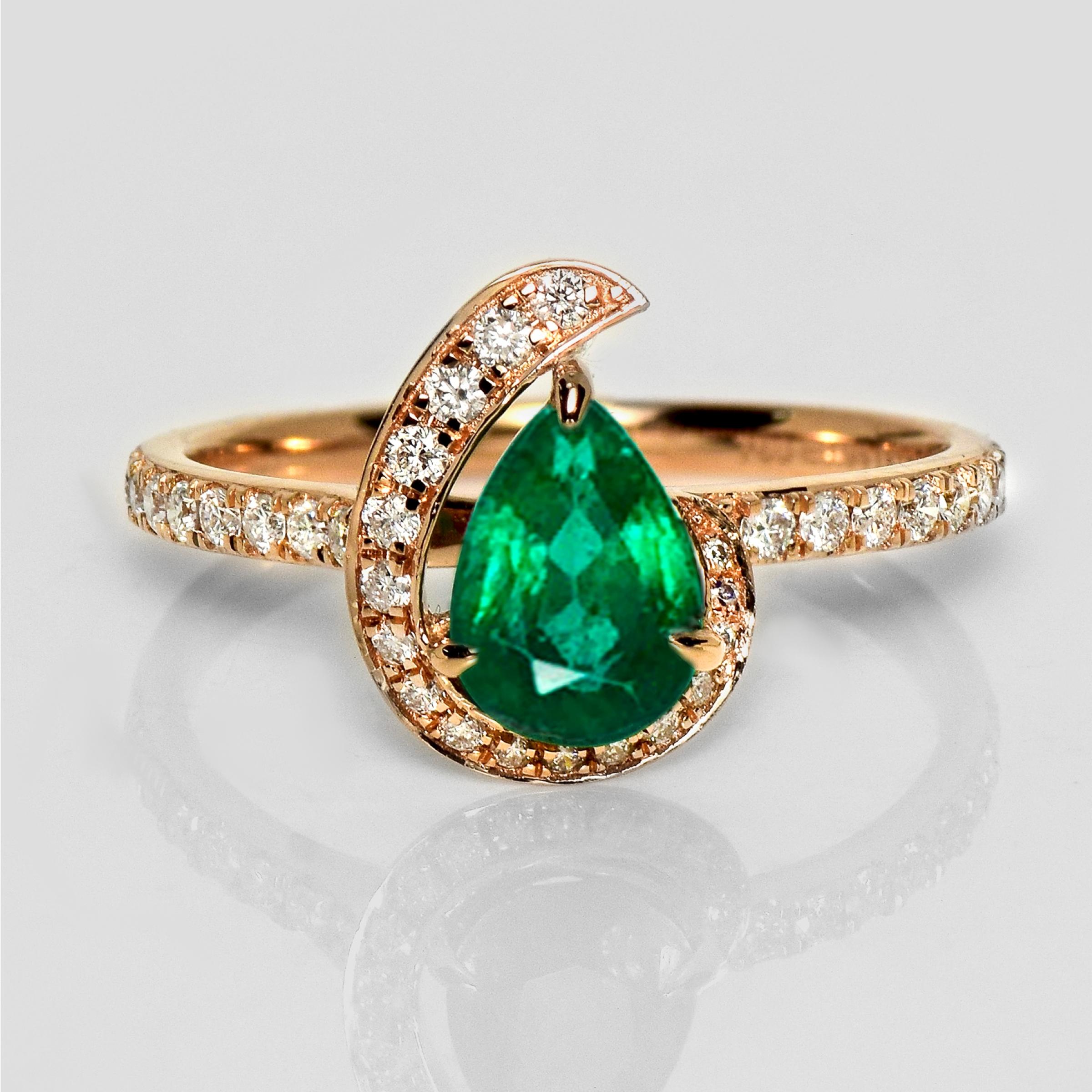 * IGI 18K 0.94 ct Zambia Vivid Green Emerald&Diamonds Engagement Ring*

This stunning piece of jewelry features a Zambia 0.94-carat rare, natural, IGI-certified emerald as the center stone. It is set in 18K rose gold with natural FG, VS diamonds