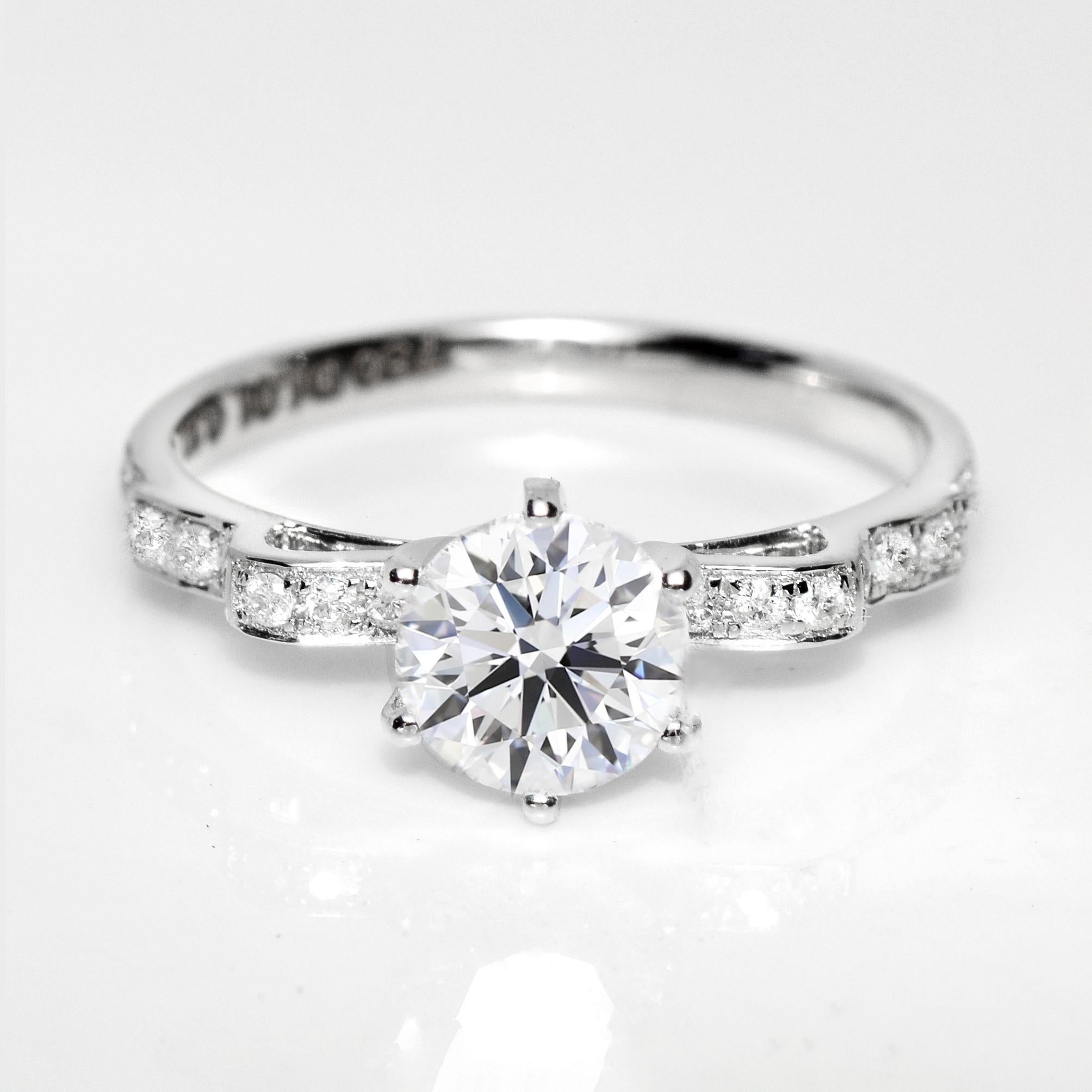 *IGI 18K 1.00 Ct G SI2 Natural Diamond Antique Art Deco Engagement Ring* (Bague de fiançailles Art déco)

Un diamant rond de taille brillant certifié IGI G SI2 pesant 1,00 ct serti sur un anneau en or blanc 18 carats de style art déco avec des