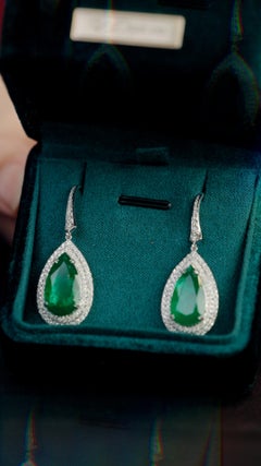 Pendientes de aro IGI de oro de 18 quilates con esmeralda verde intenso de Zambia de 10,48 quilates y diamantes