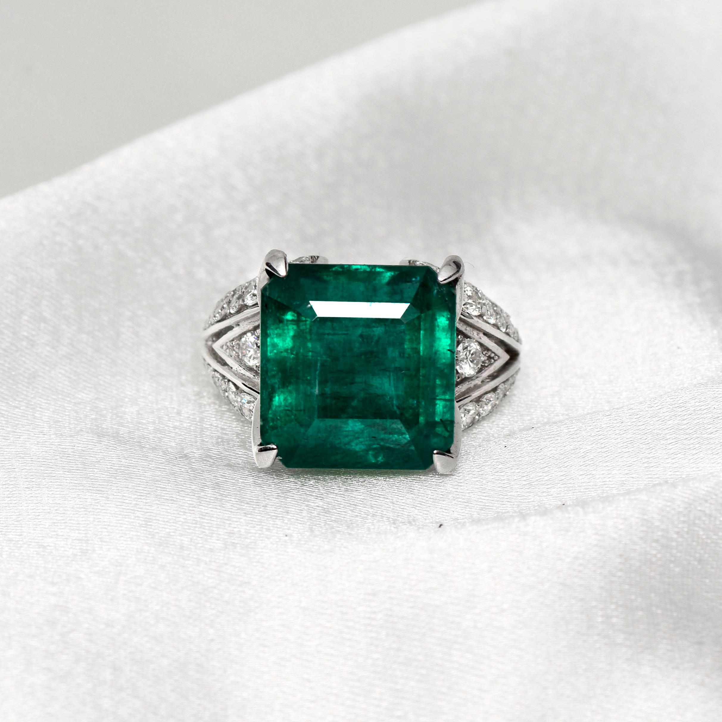 ** One IGI-Certified 18K White Gold 11.01 Ct Natural Emerald&Diamonds Engagement Ring **
One IGI-Certified natural Zambia deep green emerald weighing 11.01 ct set on the 18K white gold band with natural FG VS accent diamonds weighing 1.52 ct. and