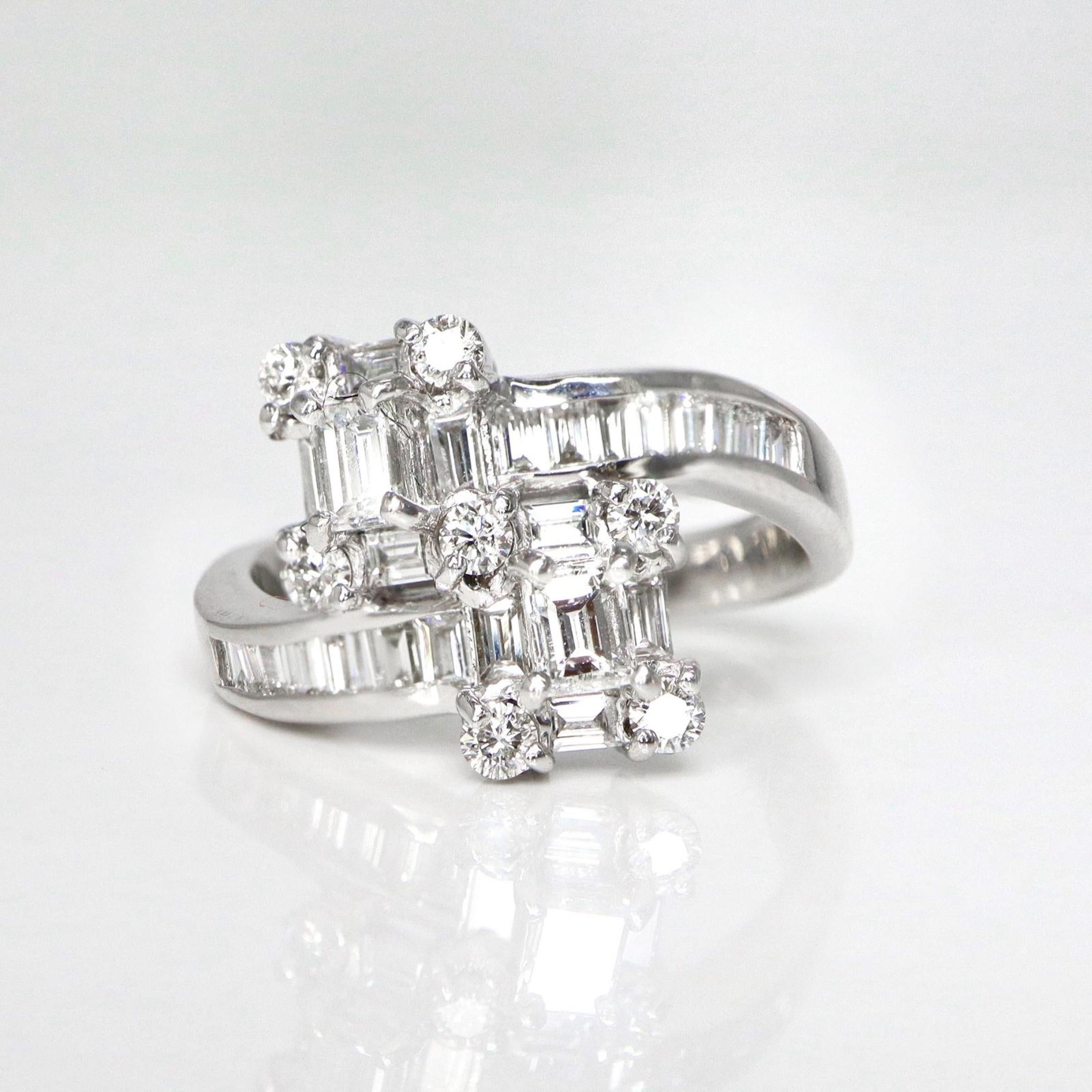 *IGI 18K 1.13 Ct FG VS Diamante Natural Antiguo Anillo de Compromiso Art Deco*

Pareja de diamantes talla baguette FG VS certificados por el IGI con un peso de 0,34 ct engastados en una banda de oro blanco de 18 quilates de diseño art déco con