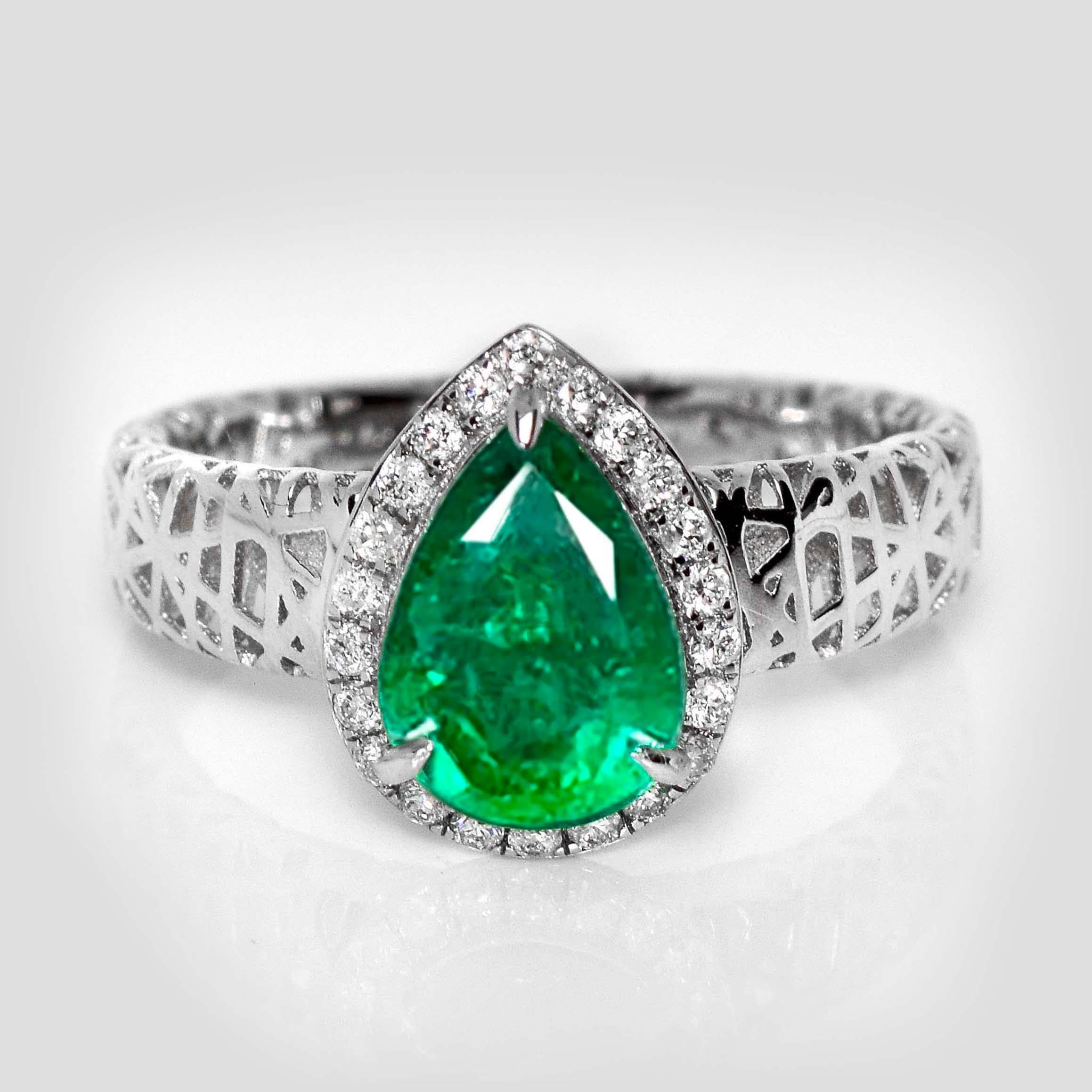 *IGI 18K 1.33 Ct Esmeralda de Zambia&Diamantes Anillo de Compromiso Art Deco*

Una esmeralda verde viva natural de Zambia certificada por el IGI de 1,33 quilates engastada en la banda de oro blanco de 18 quilates con diamantes FG VS naturales de