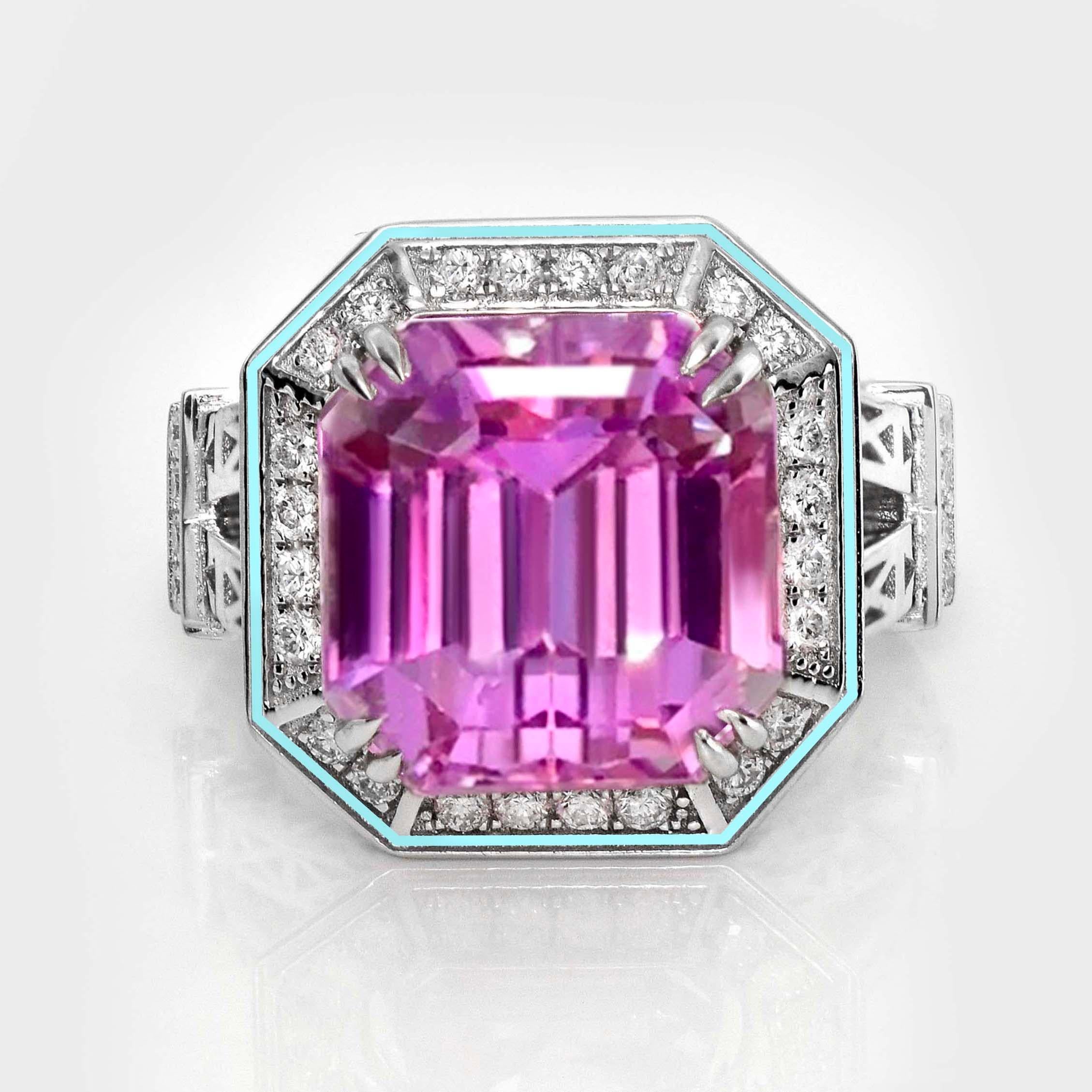 *IGI Anello di fidanzamento 18K 13,47 ct Kunzite&Diamanti Arte Antiques*
La Kunzite rosa intenso naturale come pietra centrale pesa 13,47 carati ed è circondata da diamanti naturali del peso di 0,87 carati sulla fascia a raggiera in oro bianco 18
