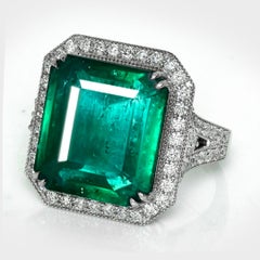 IGI 18 Karat 14,38 Karat Weißgold, leuchtend grüner Smaragd und Diamanten, antiker Verlobungsring