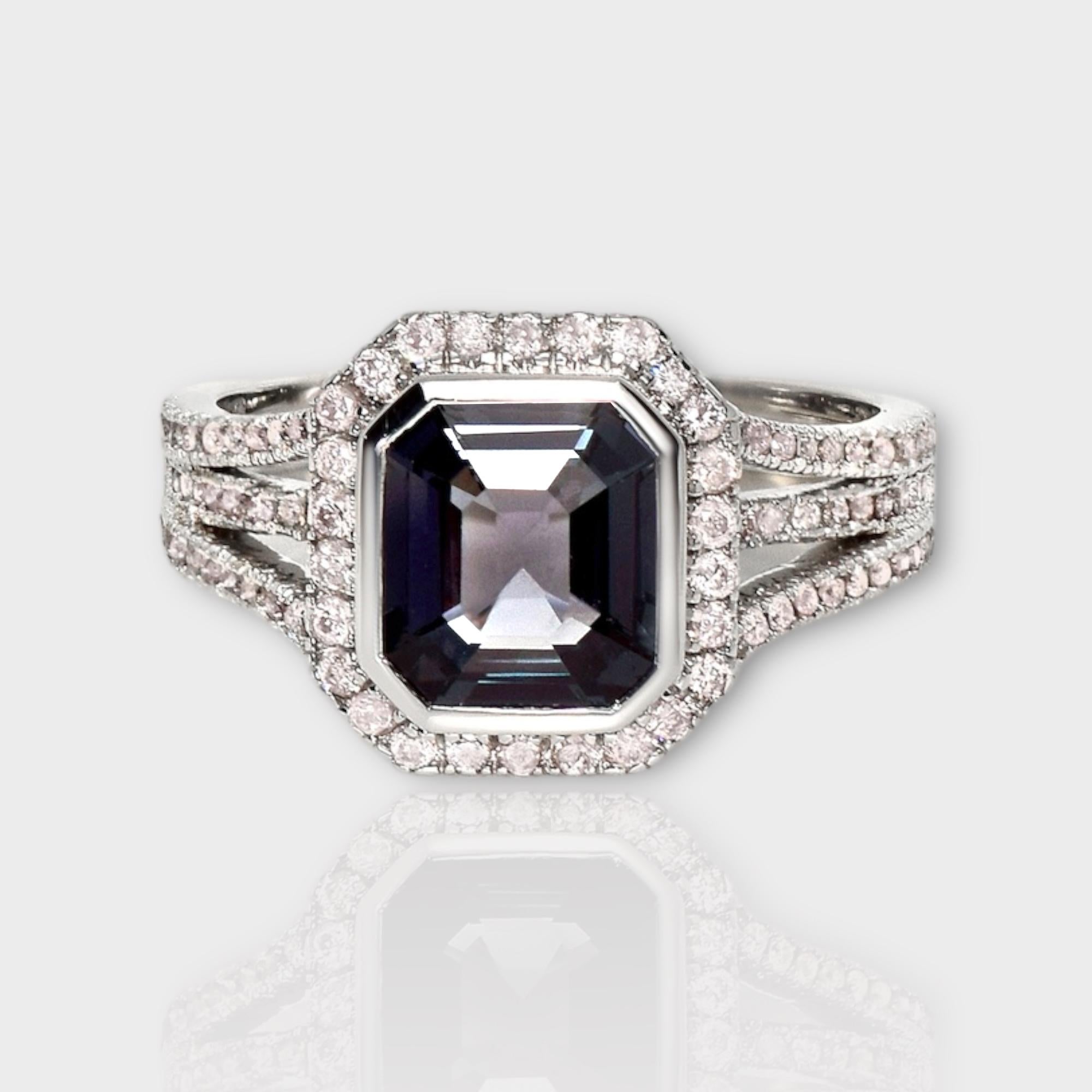 *IGI Anello di fidanzamento antico 18K 1,62 carati con spinello e diamanti rosa*

Spinello grigio-blu naturale non trattato, certificato IGI, del peso di 1,62 carati, incastonato sulla fascia in oro bianco 18 carati con diamanti rosa naturali del