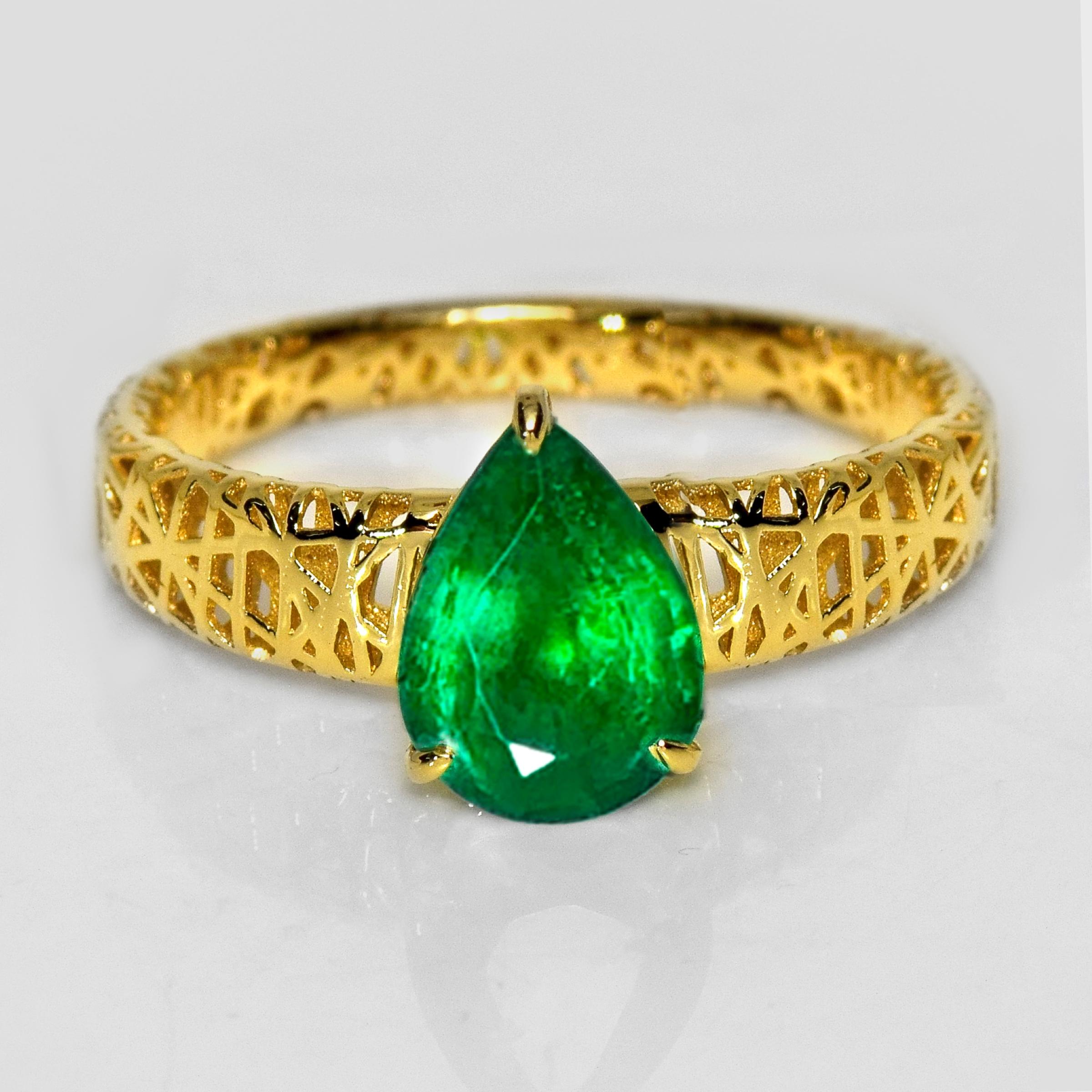 *IGI 18K 1.65 Ct Zambia Emerald Art Deco Engagement Ring *IGI 18K 1.65 Ct Zambia Emerald Art Deco Engagement Ring*

Une émeraude naturelle vert vif de Zambie certifiée IGI pesant 1,65 ct est sertie sur le bracelet en or jaune 18 carats.

La bague