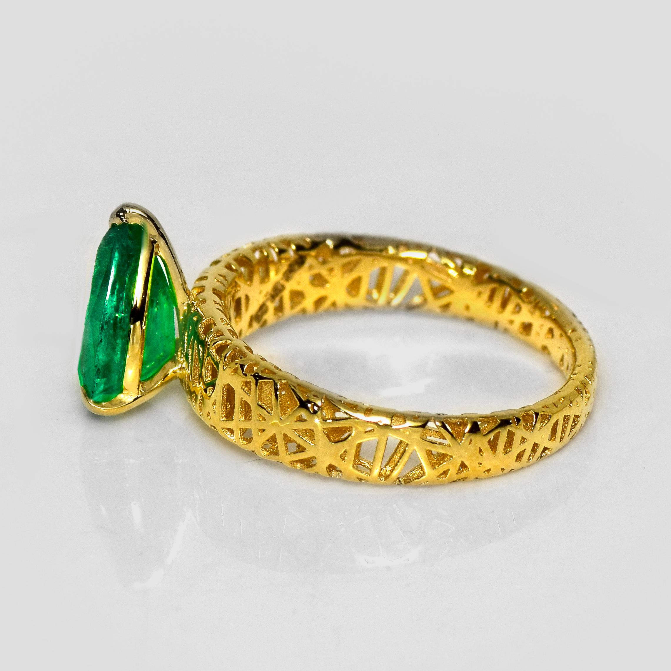 Taille poire IGI 18K 1.65 Ct Zambia Emerald Art Deco Engagement Ring en vente