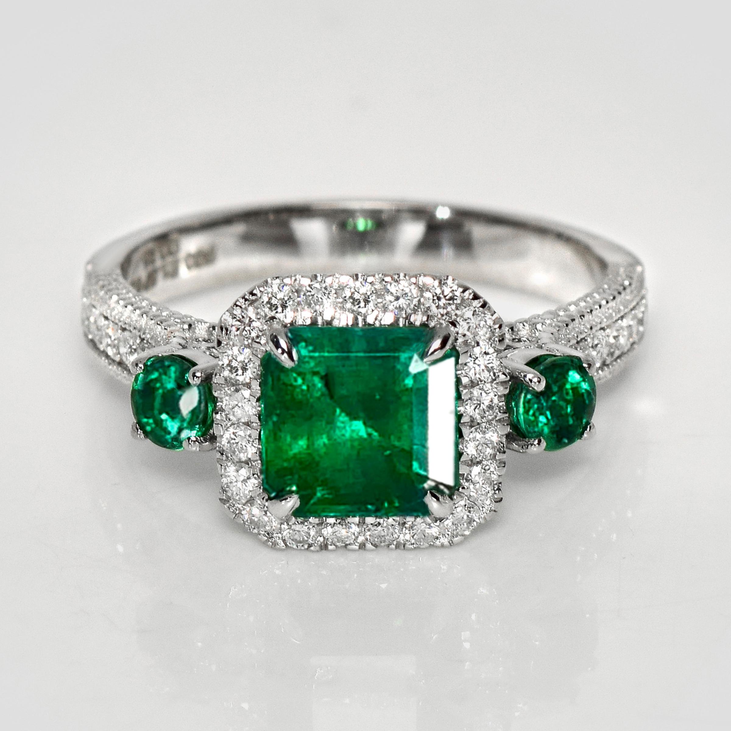 *Anillo de compromiso Art Déco de 18 quilates, 1,67 quilates, esmeralda verde vivo y diamantes de Zambia*.

Una esmeralda verde viva natural de Zambia con certificado IGI de 1,67 quilates engastada en la banda de oro blanco de 18 quilates con