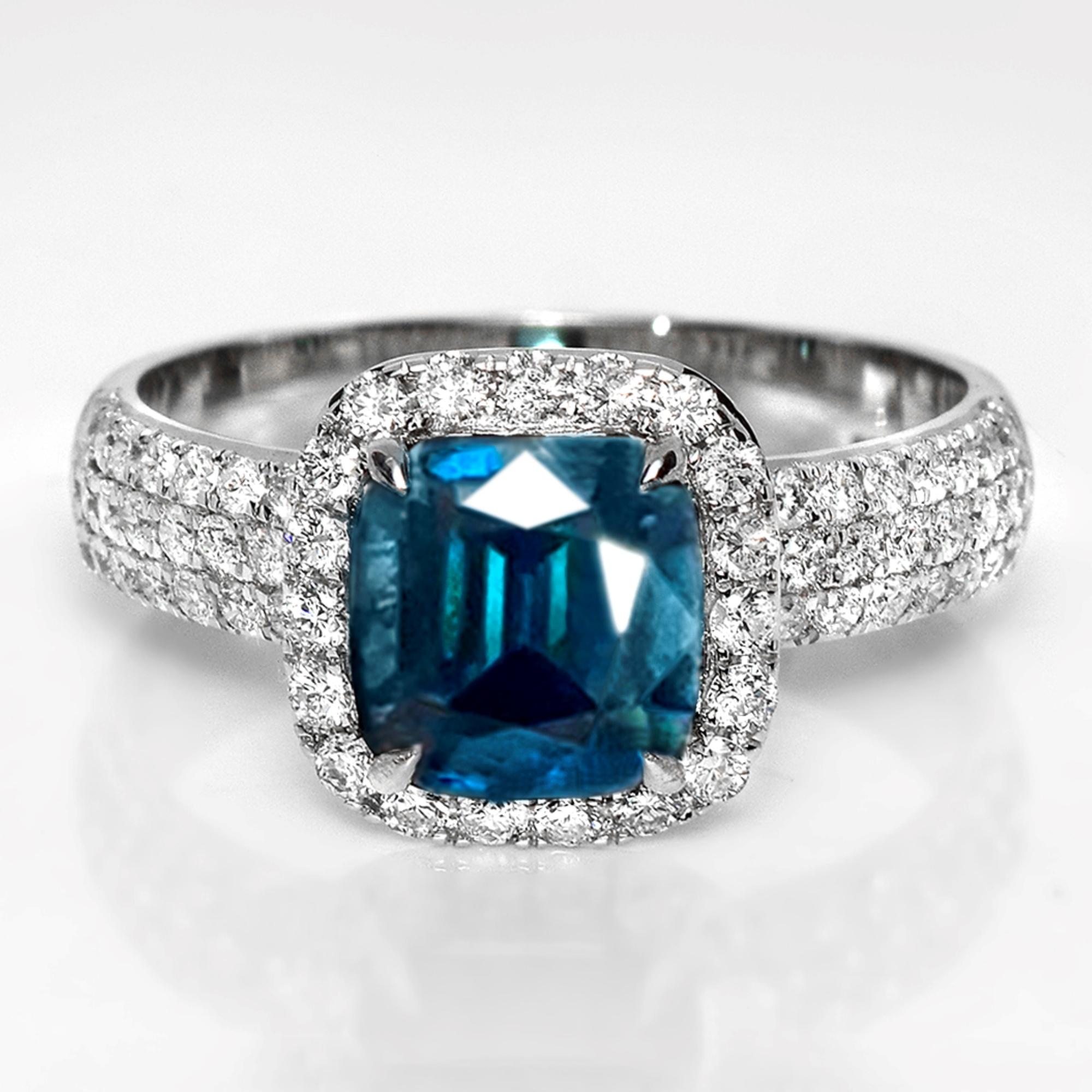 *IGI 18K 1,95 ct  Anillo de Compromiso Antiguo* de Indicolita Azul Natural y Diamantes
Este anillo presenta una Indicolita azul vivo natural de 1,95 quilates engastada en una banda de oro blanco de 18 quilates y acentuada con diamantes FG VS de 0,64