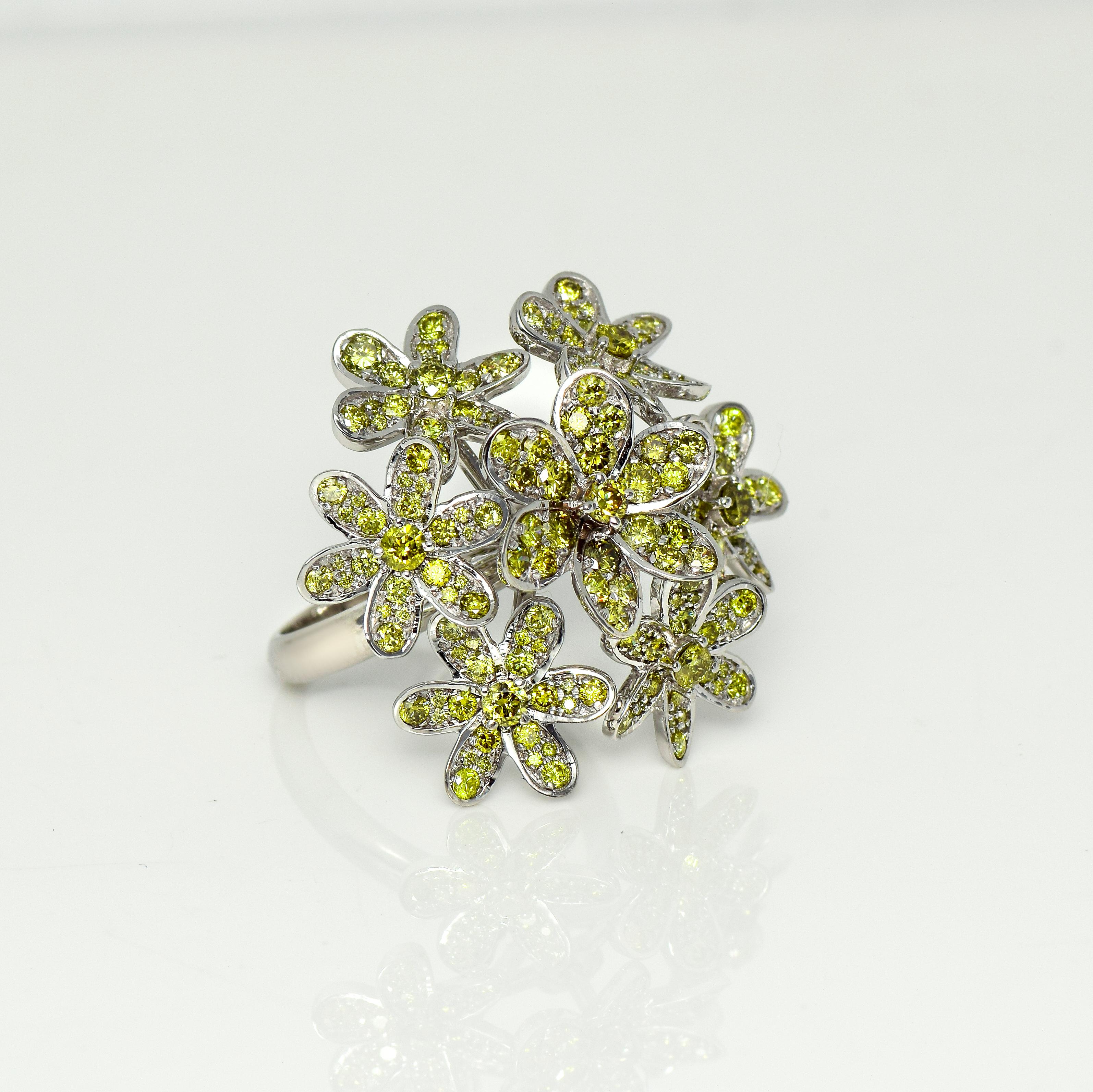 IGI 18K 2.06 Ct Natural Greenish Yellow Diamonds Flowers Cocktail Ring In New Condition For Sale In Kaohsiung City, TW