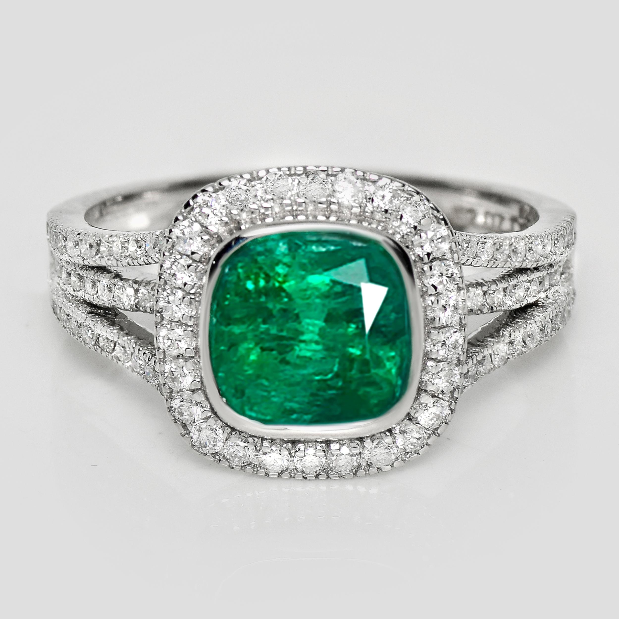 *IGI 18K 2.07 Ct Emerald&Diamonds Antique Engagement Ring* (Bague de fiançailles antique)

Une émeraude naturelle vert vif certifiée IGI pesant 2,07 ct est sertie sur le bracelet en or blanc 18 carats de diamants naturels F-G, VS pesant 0,50 ct.

La