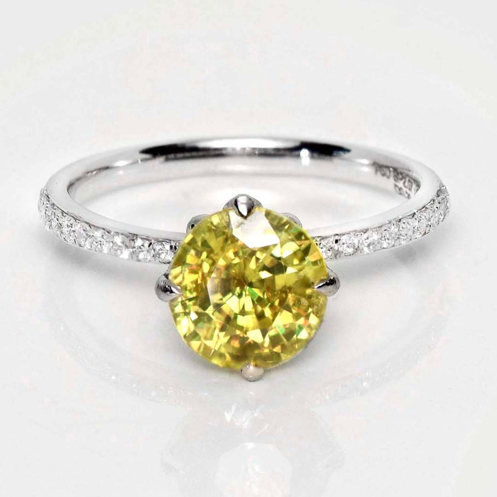 *IGI 18K 2,07 ct  Anillo de compromiso antiguo con diamantes esfénicos de color natural*.
Este anillo presenta una Esfena natural de 2.07 quilates de color amarillo verdoso intenso, certificada por el IGI, con un efecto de juego de colores. Está