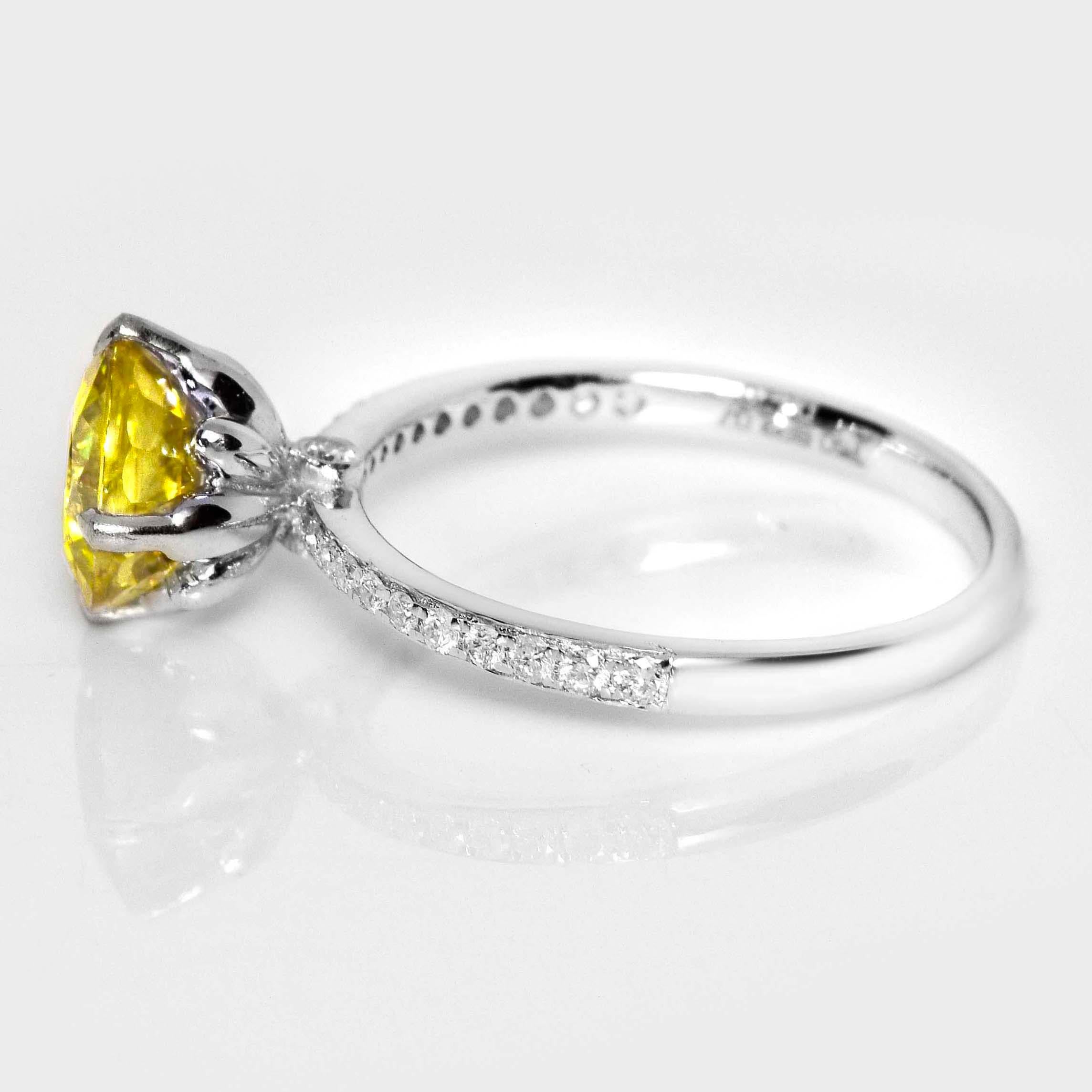 IGI 18K 2,07 ct  Anillo de compromiso antiguo con diamantes esfenos de color natural Corte redondo en venta