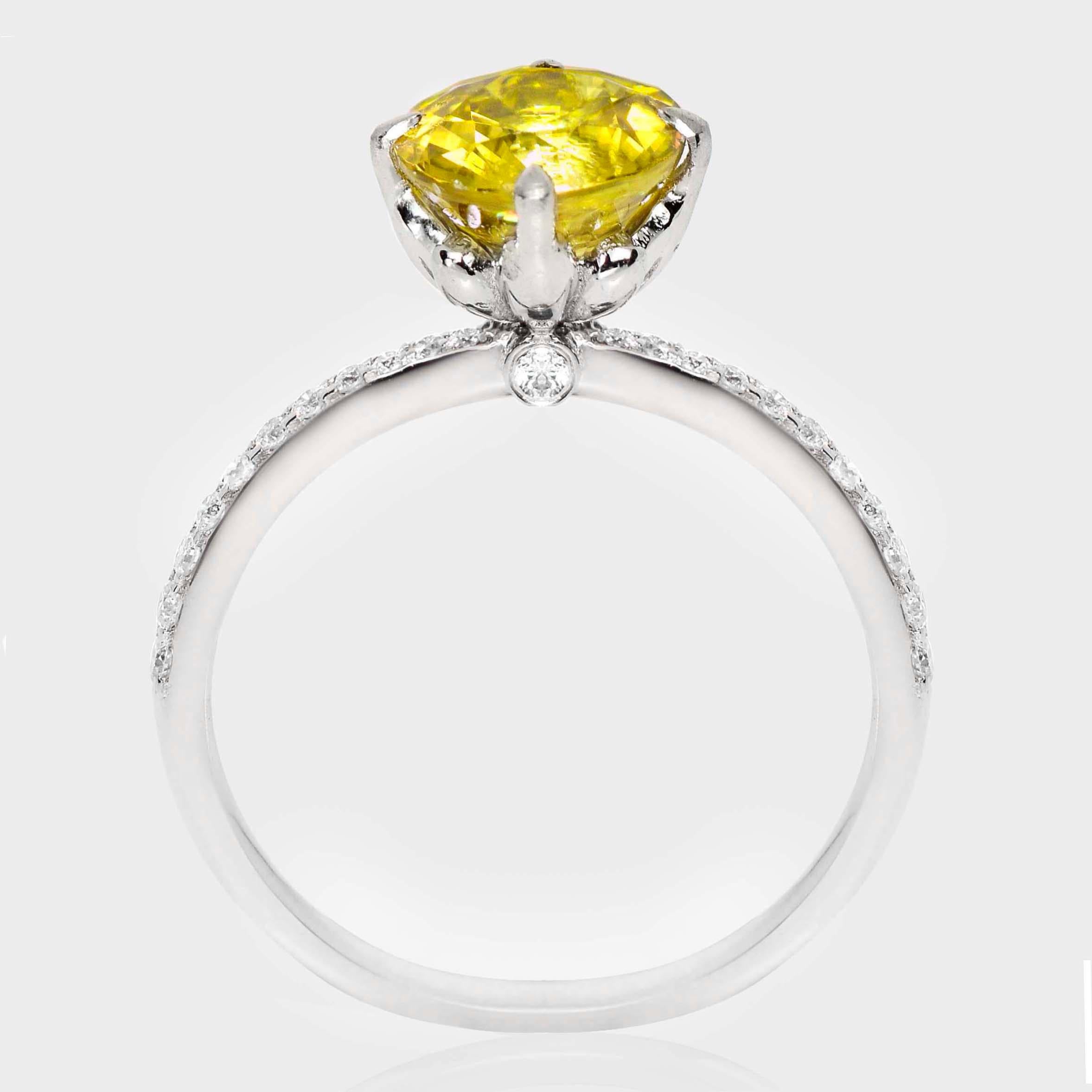 De las mujeres IGI 18K 2,07 ct  Anillo de compromiso antiguo con diamantes esfenos de color natural en venta