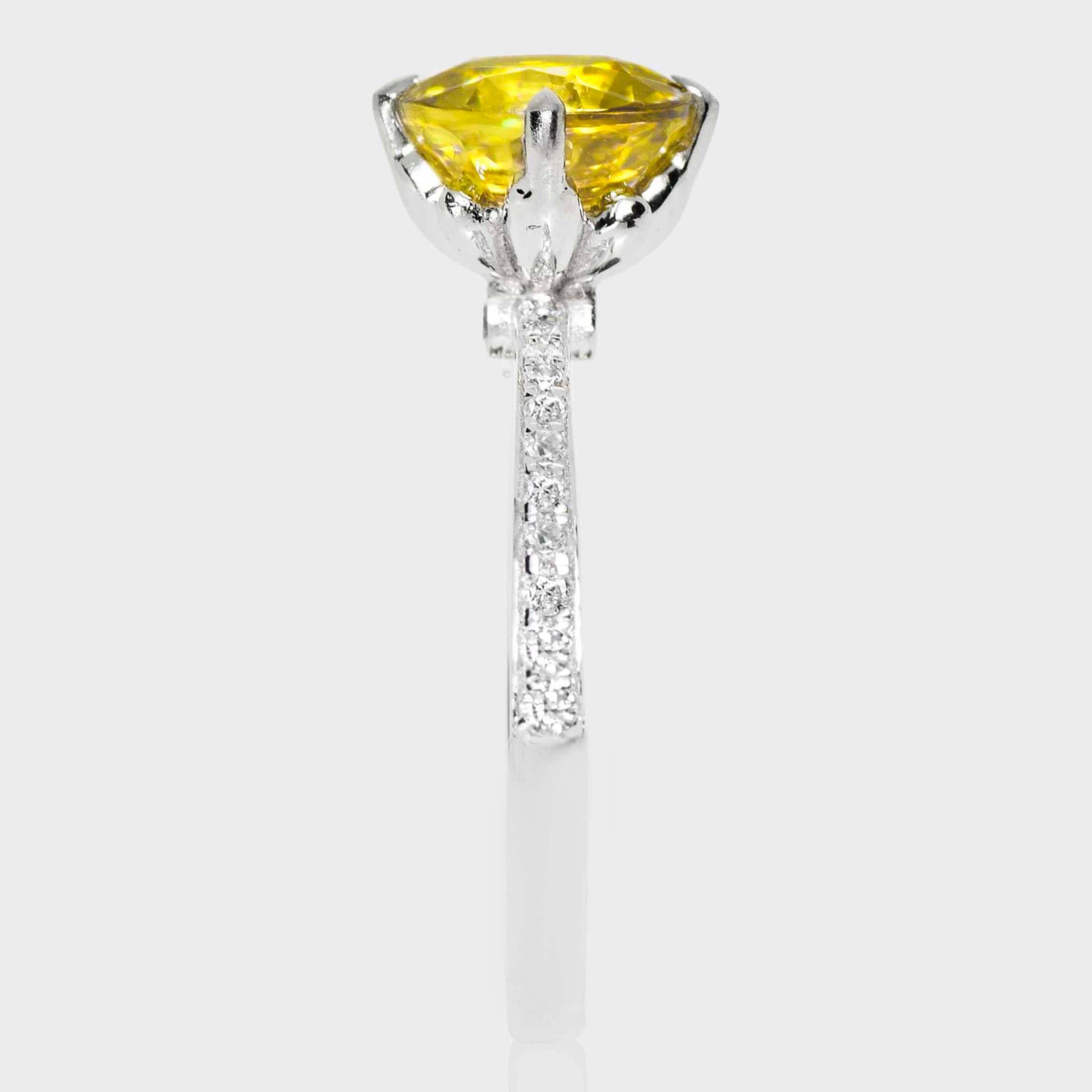 IGI 18K 2,07 ct  Anillo de compromiso antiguo con diamantes esfenos de color natural en venta 1