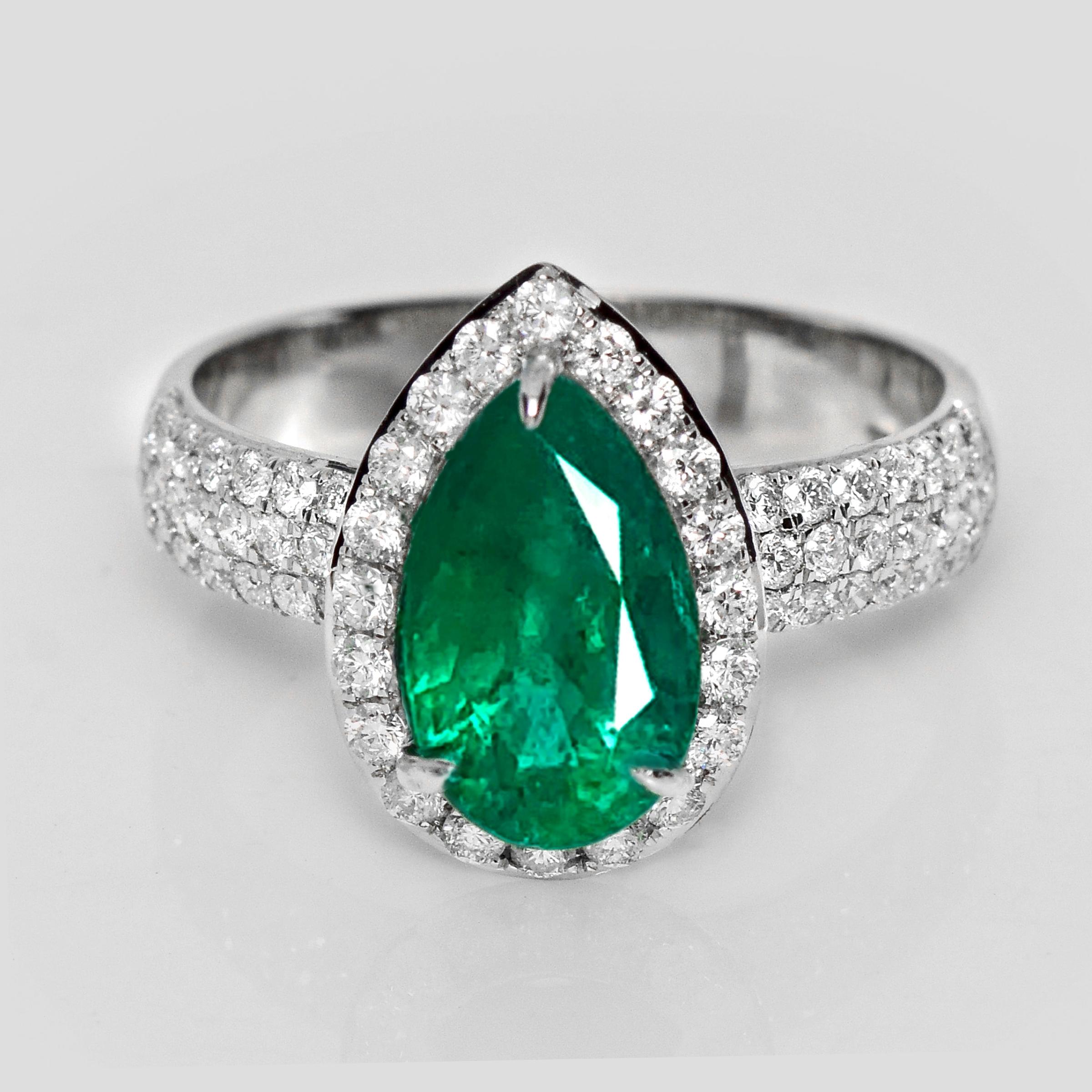*IGI 18K 2.13 Ct Zambia Emerald&Diamonds Antique Engagement Ring* (Bague de fiançailles antique)

Une émeraude naturelle vert vif de Zambie certifiée IGI pesant 2,13 ct est sertie sur le bracelet en or blanc 18 carats avec des diamants naturels F-G,