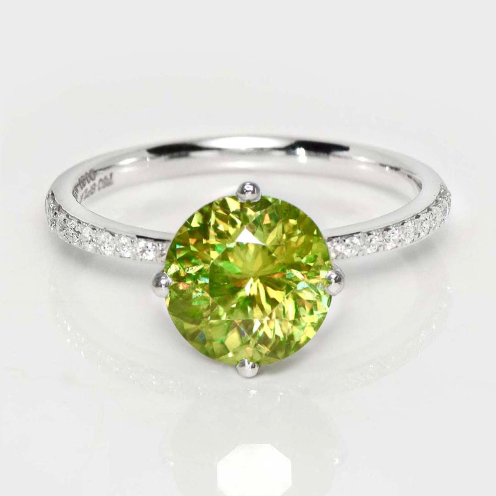 *IGI 18K 2,41 ct  Anillo de compromiso antiguo con diamantes esfénicos de color natural*.
Este anillo presenta una Esfena natural de 2.41 quilates de color amarillo verdoso intenso, certificada por el IGI, con un efecto de juego de colores. Está