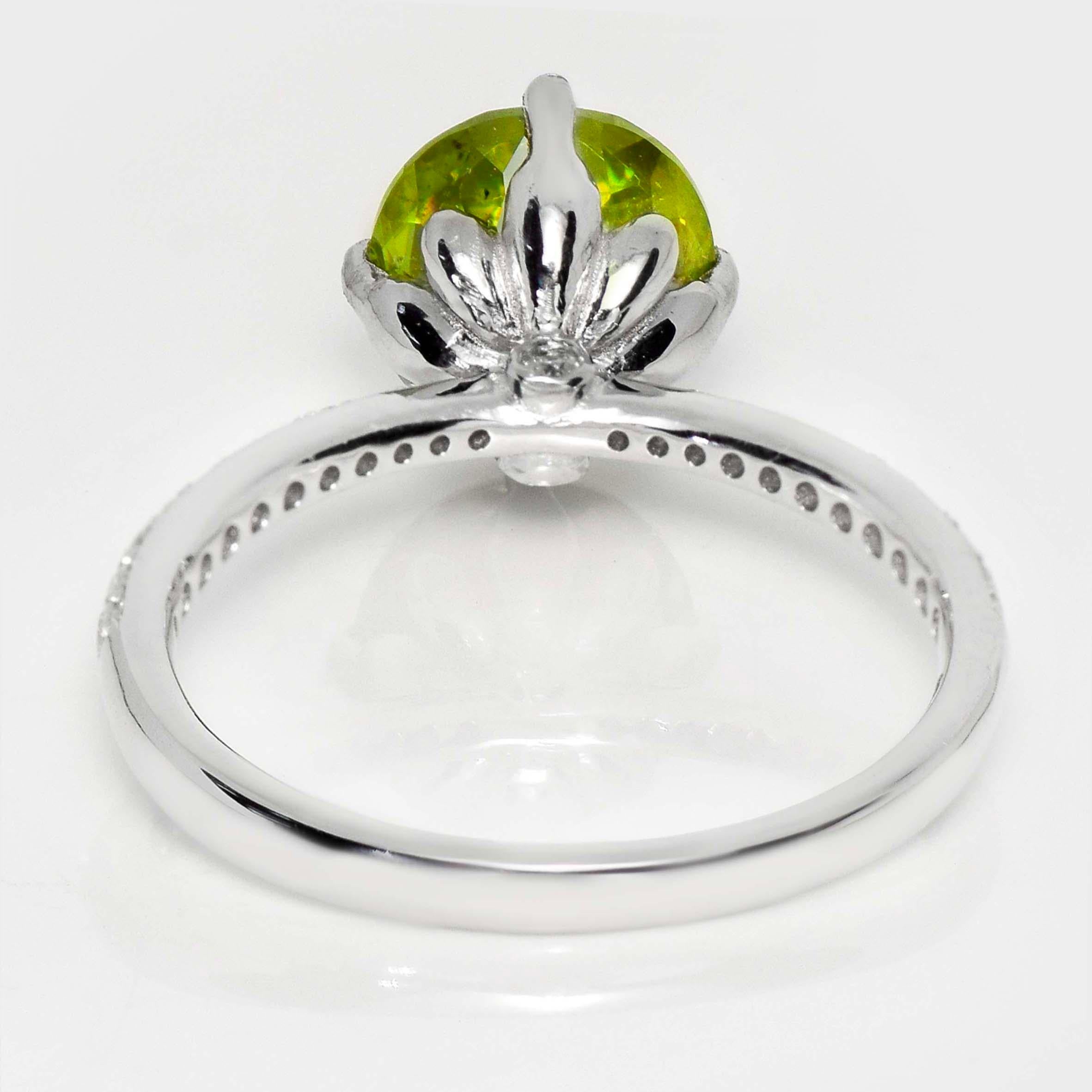 IGI 18K 2,41 ct  Anillo de compromiso antiguo con diamantes esfenos de color natural en venta 1
