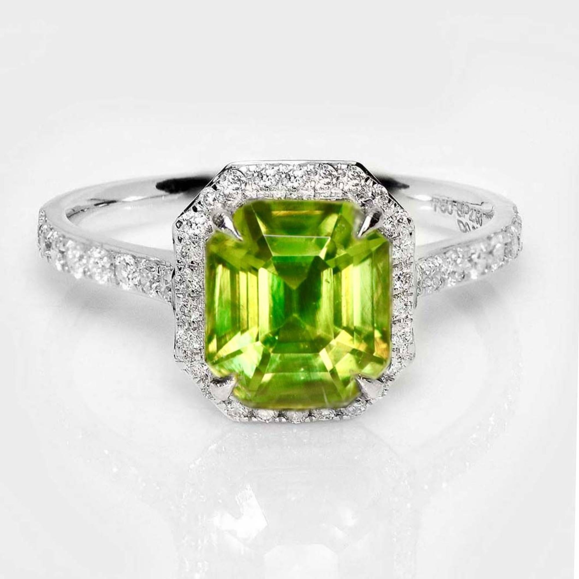 *IGI 18K 2,56 ct  Anillo de compromiso antiguo con diamantes esfénicos de color natural*.
Este anillo presenta una Esfena natural de 2.56 quilates de color amarillo verdoso intenso, certificada por el IGI, con un efecto de juego de colores. Está