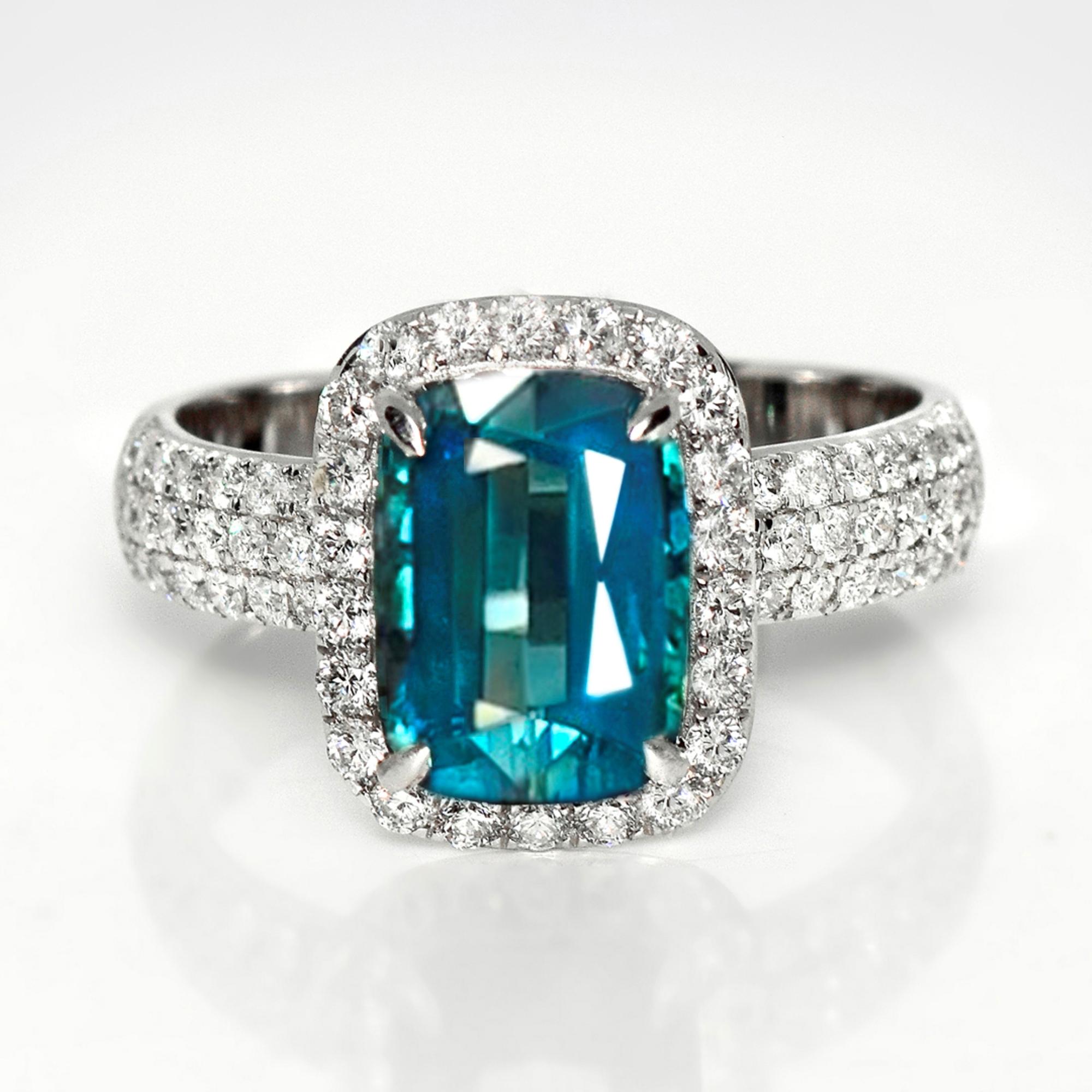 *IGI 18K 2,92 ct  Bague de fiançailles ancienne en Indicolite bleu naturel et diamants*
Cette bague présente une Indicolite naturelle bleu vif de 2,92 carats sertie sur un anneau en or blanc 18 carats et rehaussée de diamants FG VS pesant 0,67
