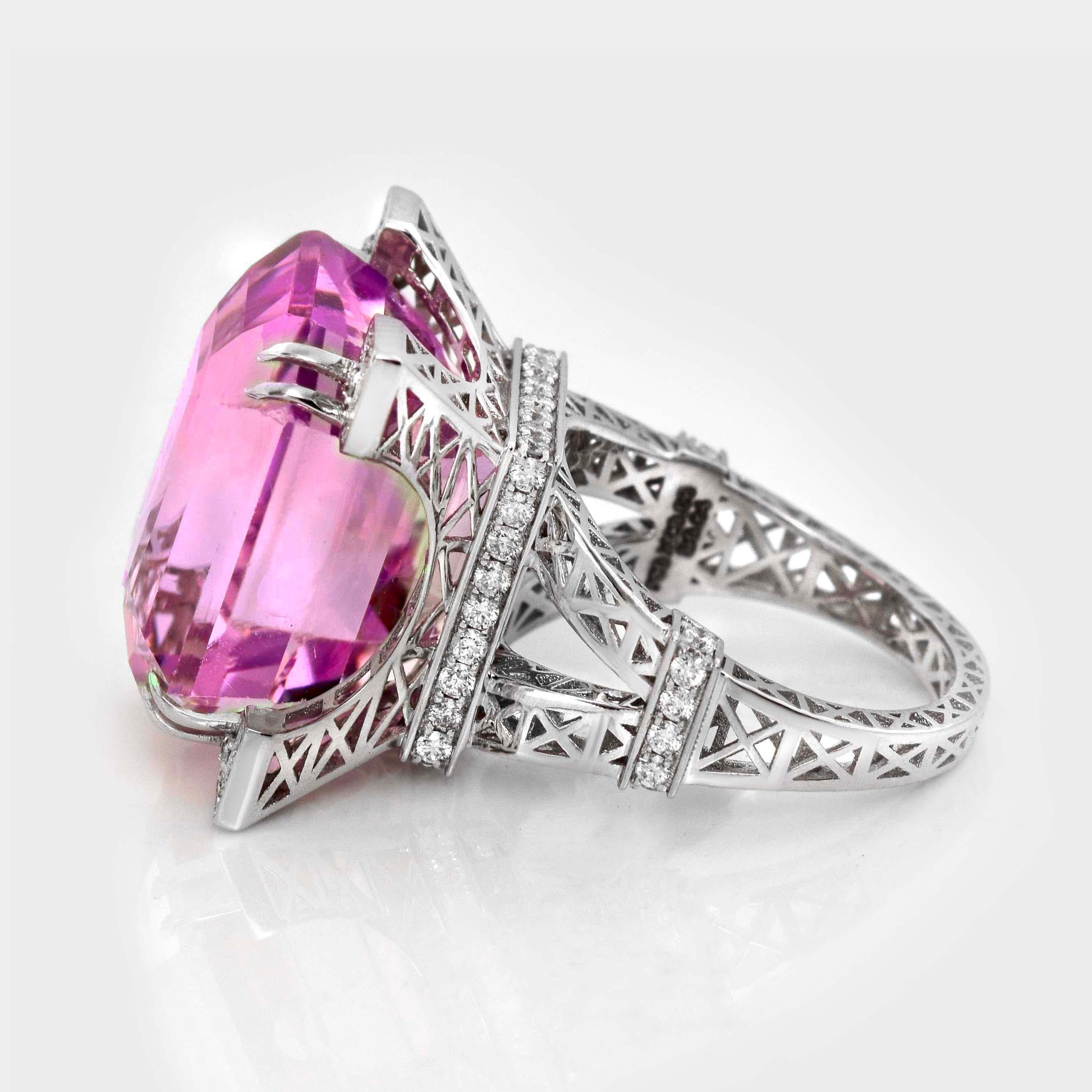IGI 18K 30.06 ct Dual-Color Kunzite&Diamond La Tour Eiffel Cocktail Ring In New Condition For Sale In Kaohsiung City, TW