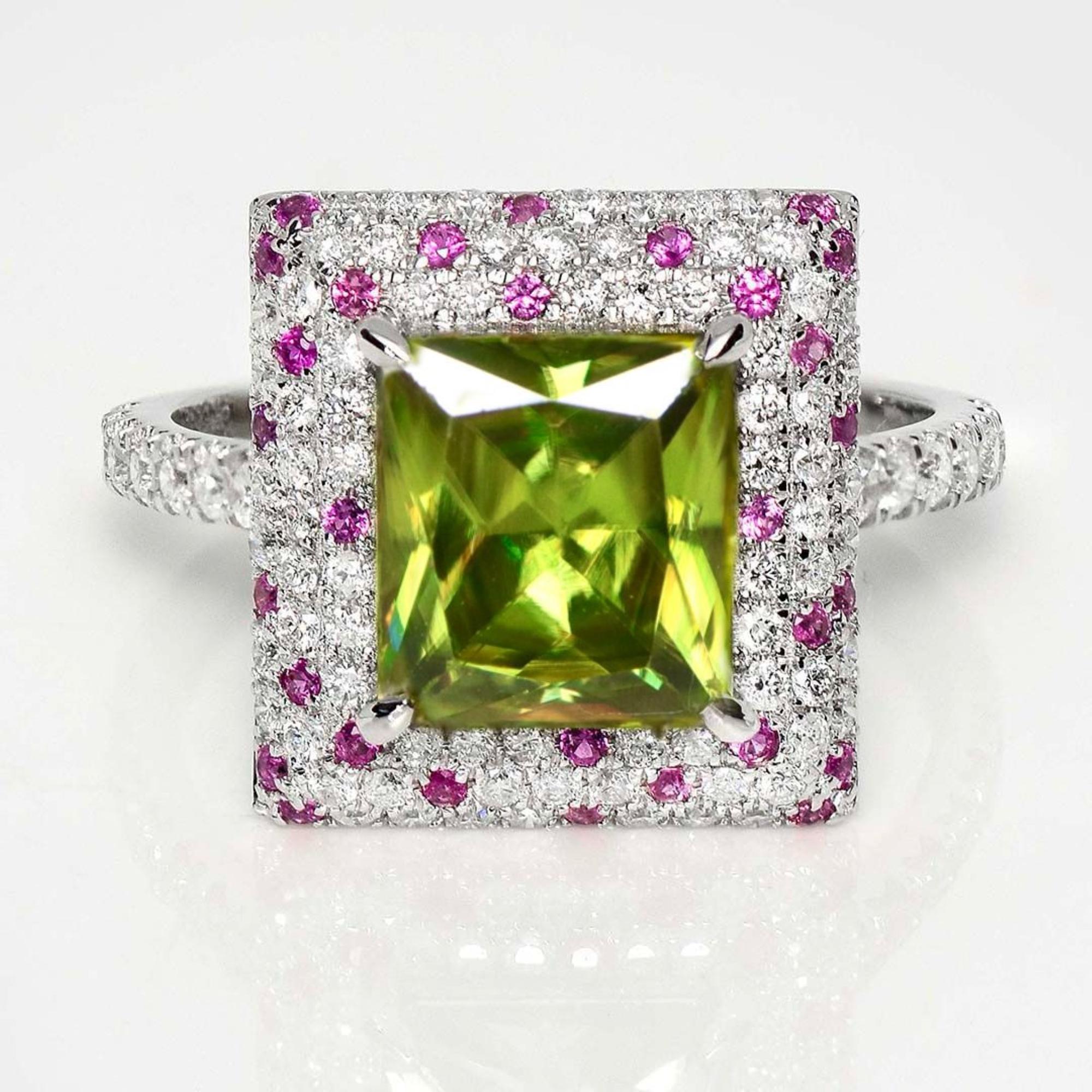 *IGI 18K 3,04 ct  Anillo de compromiso antiguo con diamantes esfénicos de color natural*.
Este anillo presenta una Esfena natural de 3,04 quilates de color amarillo verdoso intenso, certificada por el IGI, con un efecto de juego de colores. Está
