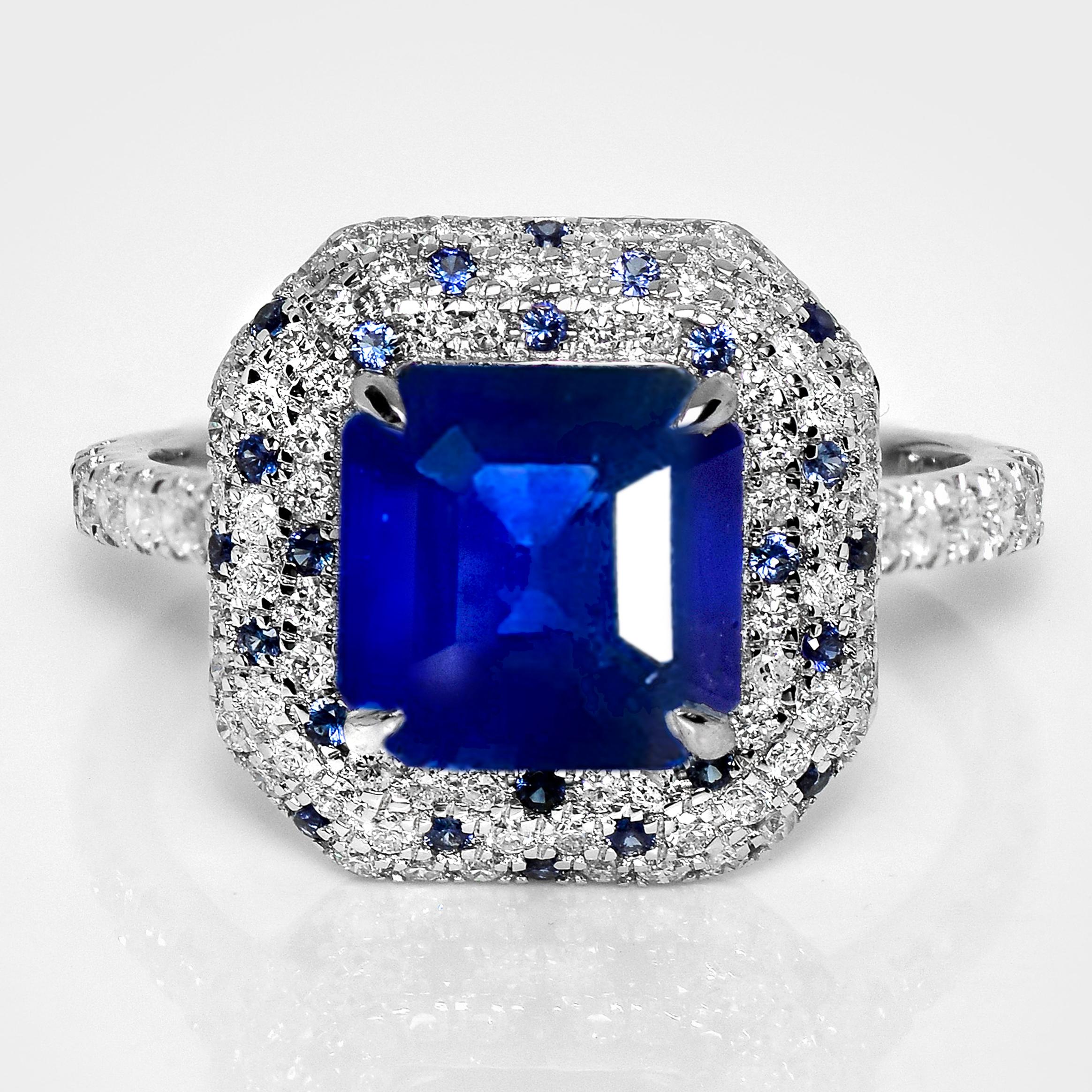 *IGI Anillo de compromiso antiguo de 3,27 quilates de zafiro azul real y diamantes naturales de Sri Lanka de 18 quilates*.

Un zafiro azul vivo natural de Ceilán certificado por IGI/Lotus  de 3,27 quilates, engastada en la banda de oro blanco de 18