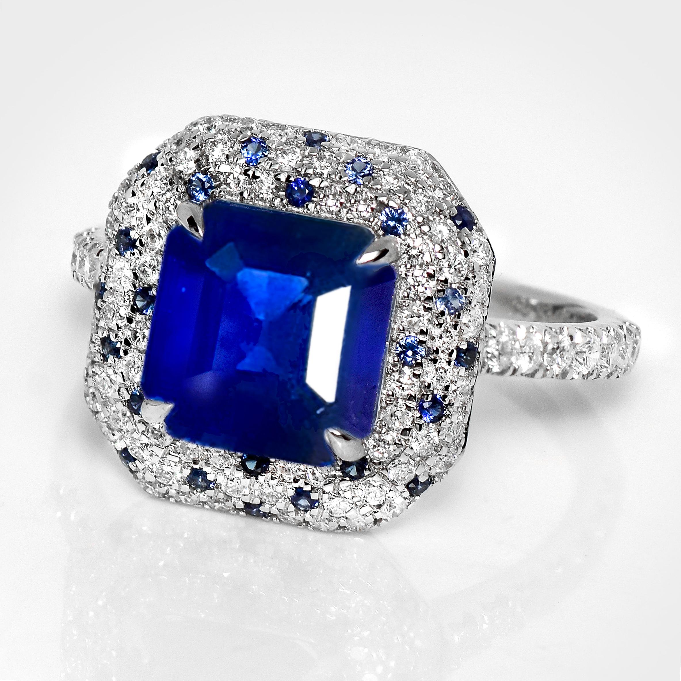 IGI Anillo de compromiso de zafiro azul real y diamantes de 18 quilates y 3,27 quilates naturales de Sri Lanka Contemporáneo en venta