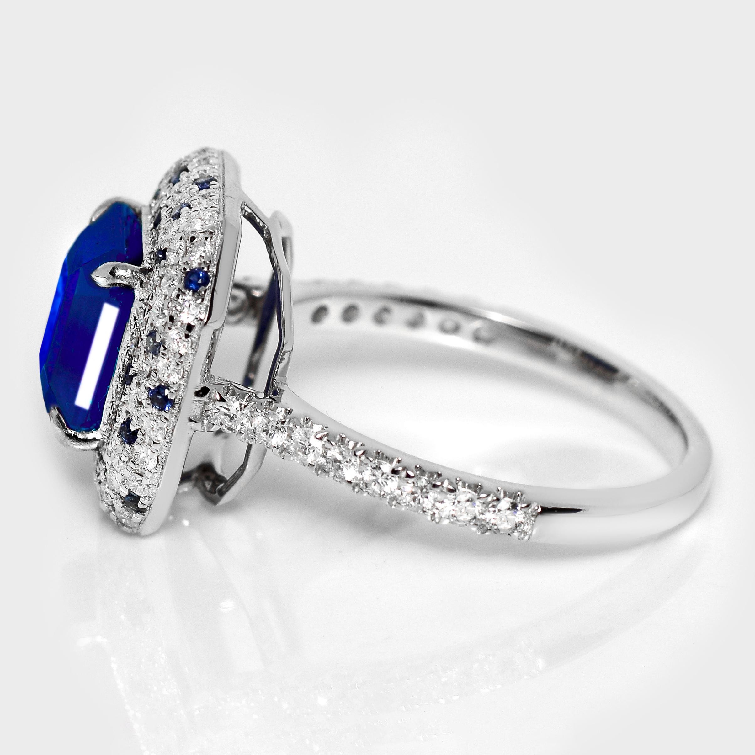IGI Anillo de compromiso de zafiro azul real y diamantes de 18 quilates y 3,27 quilates naturales de Sri Lanka Corte esmeralda en venta