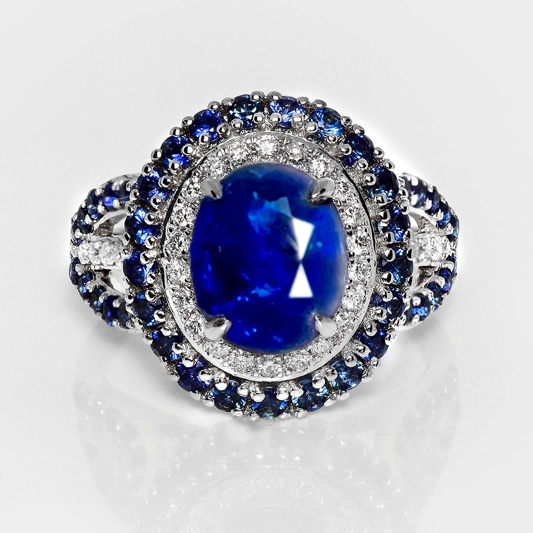 *IGI 18K 3.30 Ct Natural Sri Lanka Royal Blue Sapphire&Diamonds Antique Engagement Ring*

Uno zaffiro blu vivo naturale di Ceylon certificato IGI/Lotus  del peso di 3,30 carati, incastonato sulla fascia in oro bianco 18 carati con diamanti naturali