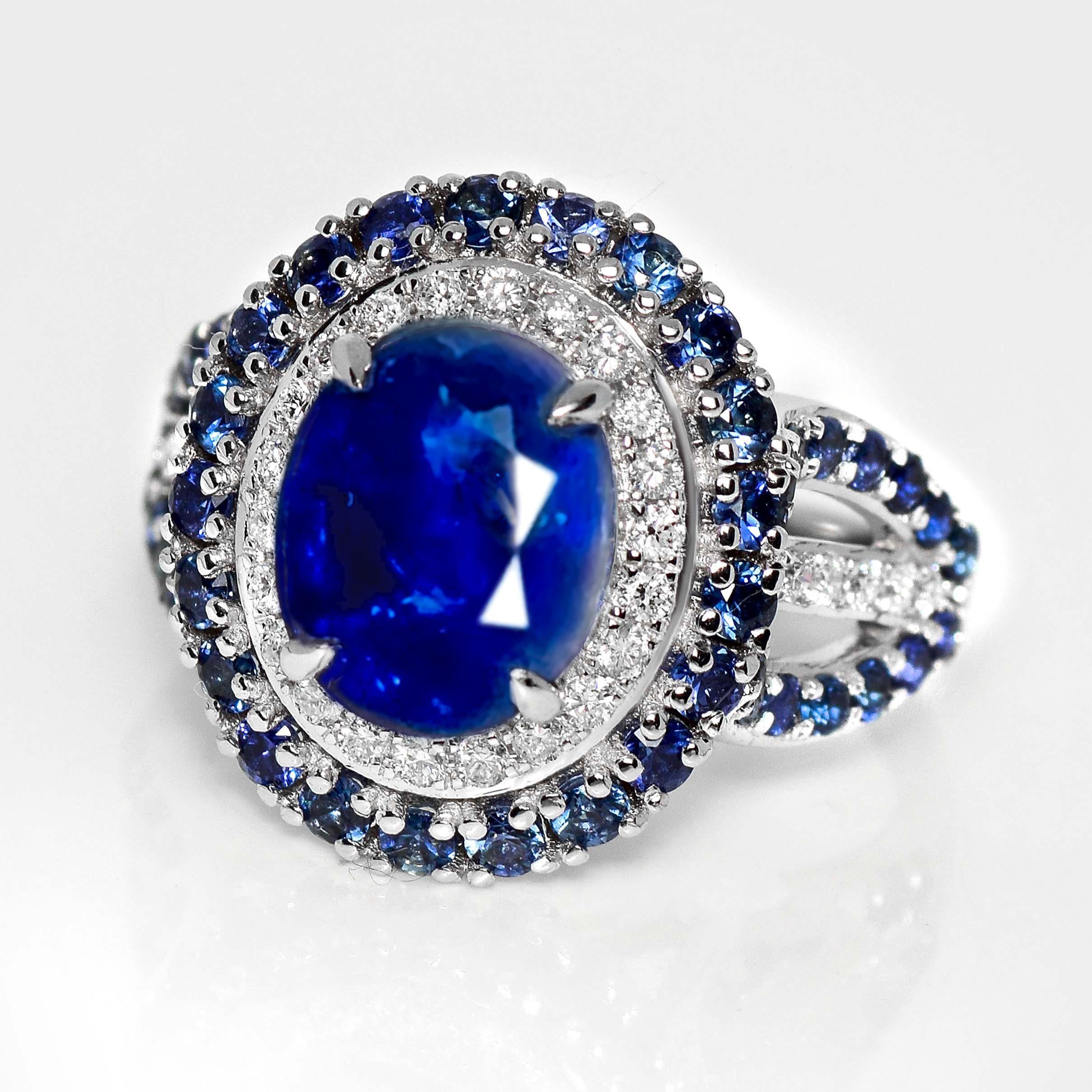 Contemporaneo Anello di fidanzamento IGI 18K con zaffiro blu reale e diamanti da 3,30 carati naturali dello Sri Lanka in vendita
