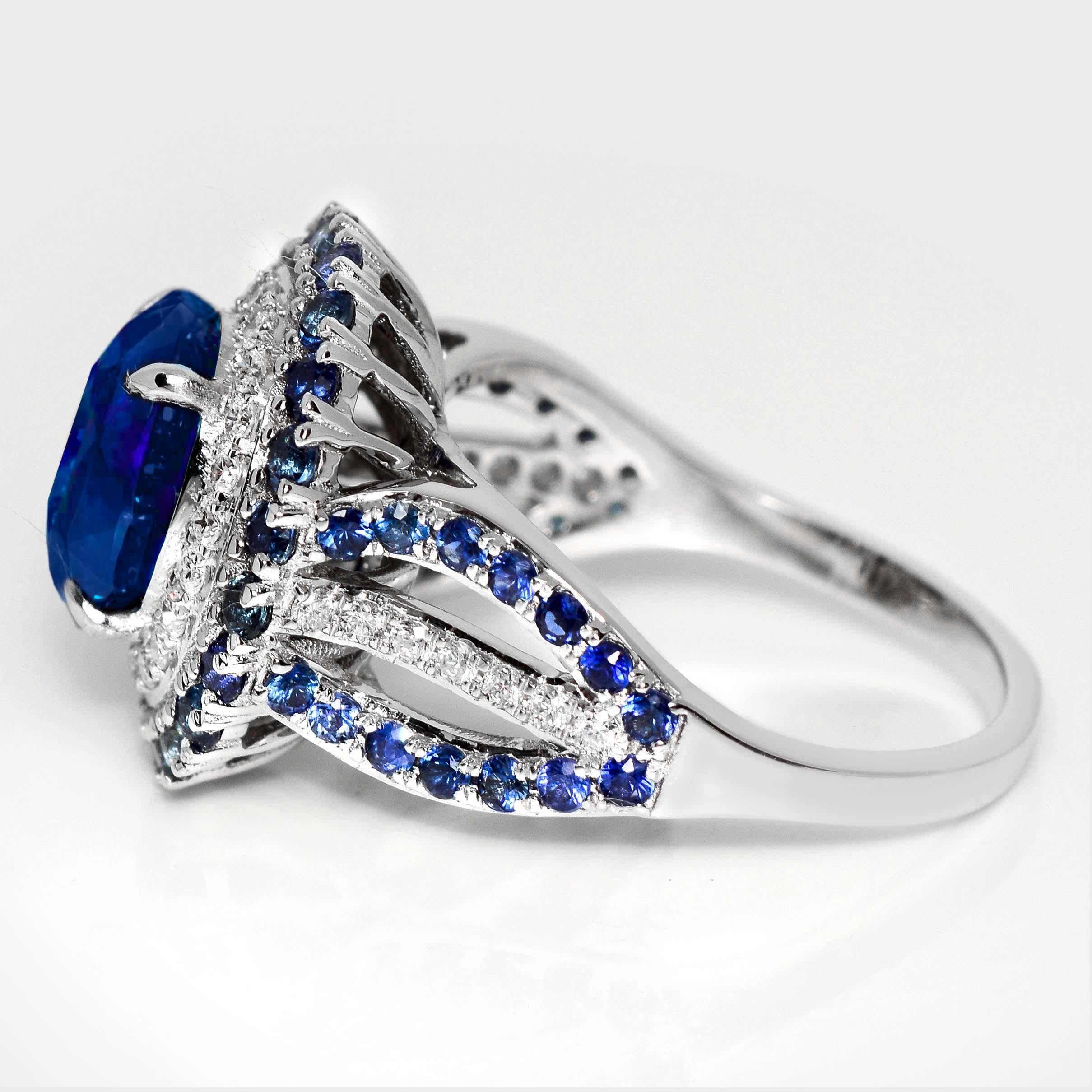 Taglio ovale Anello di fidanzamento IGI 18K con zaffiro blu reale e diamanti da 3,30 carati naturali dello Sri Lanka in vendita