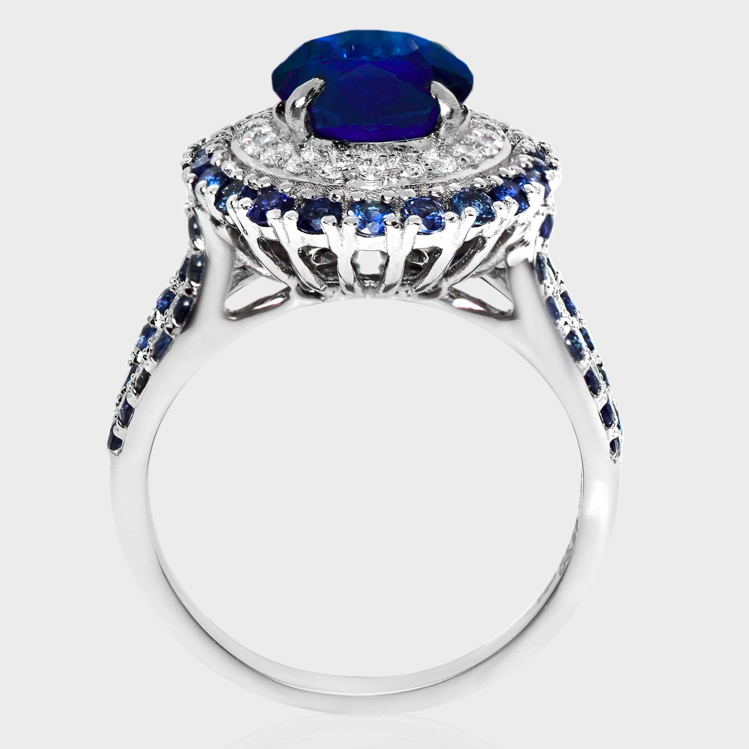 Anello di fidanzamento IGI 18K con zaffiro blu reale e diamanti da 3,30 carati naturali dello Sri Lanka In condizioni Nuovo in vendita a Kaohsiung City, TW