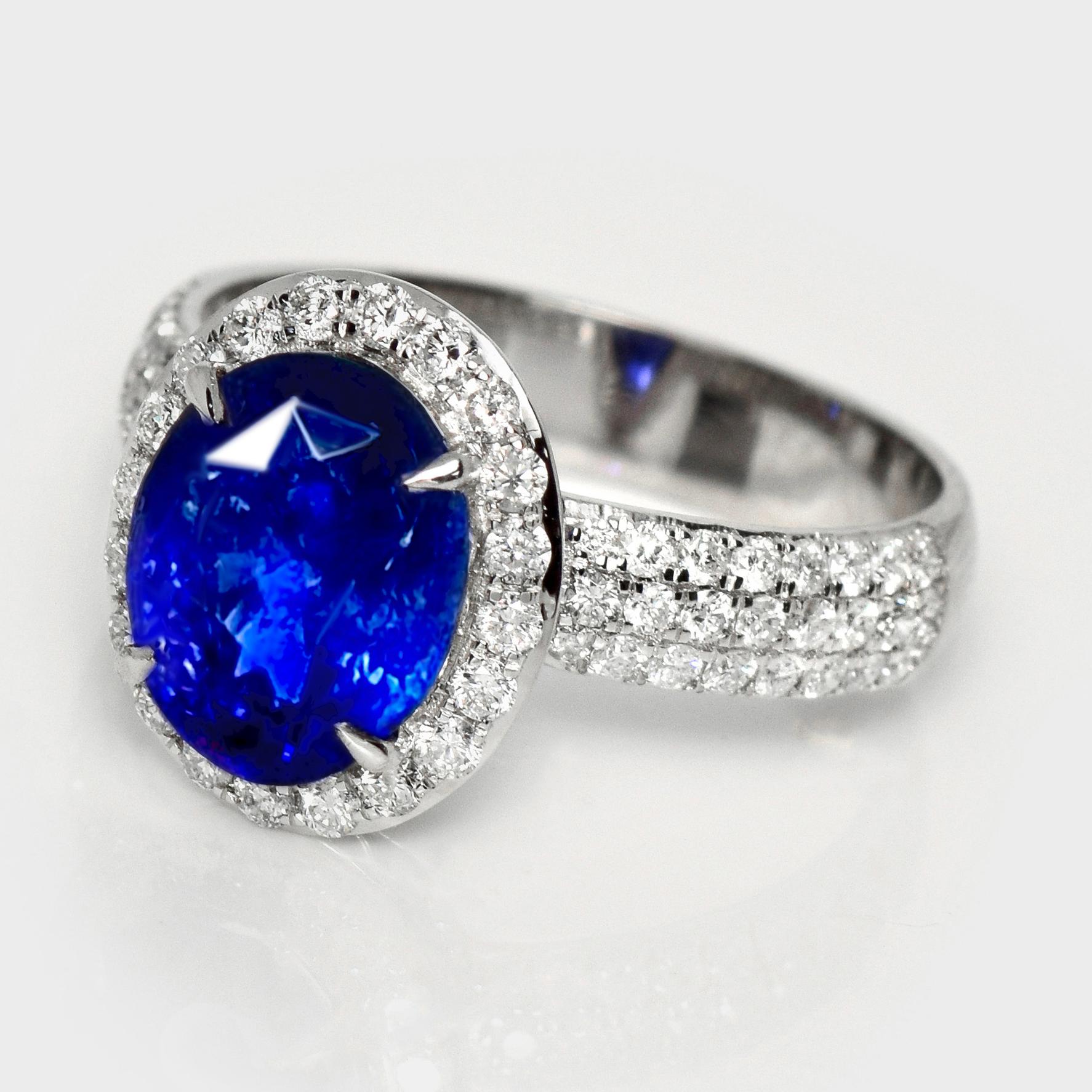 IGI Anillo de compromiso de zafiro azul pavo real y diamantes de 18 quilates y 3,38 quilates naturales de Sri Lanka Contemporáneo en venta