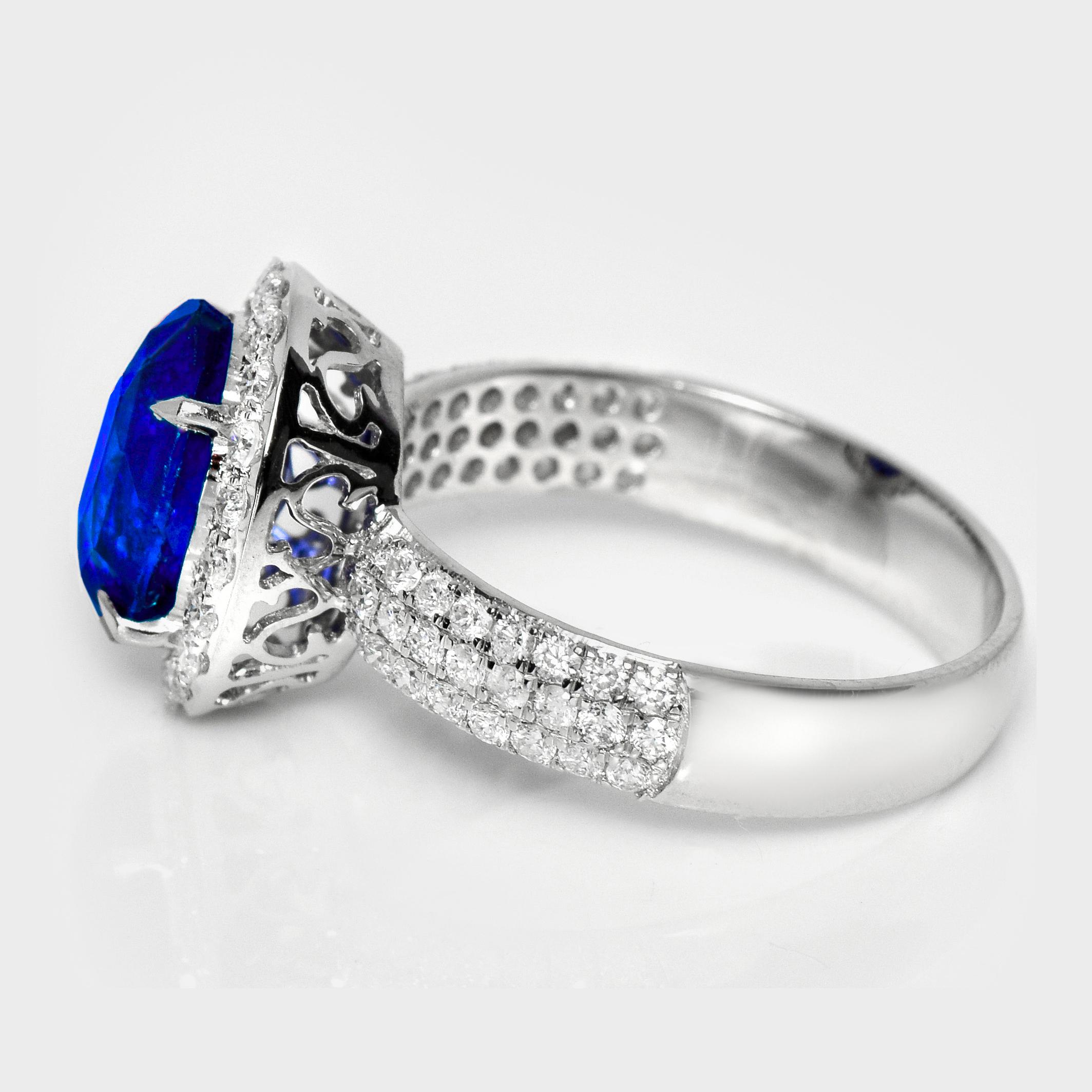 IGI Anillo de compromiso de zafiro azul pavo real y diamantes de 18 quilates y 3,38 quilates naturales de Sri Lanka Corte oval en venta