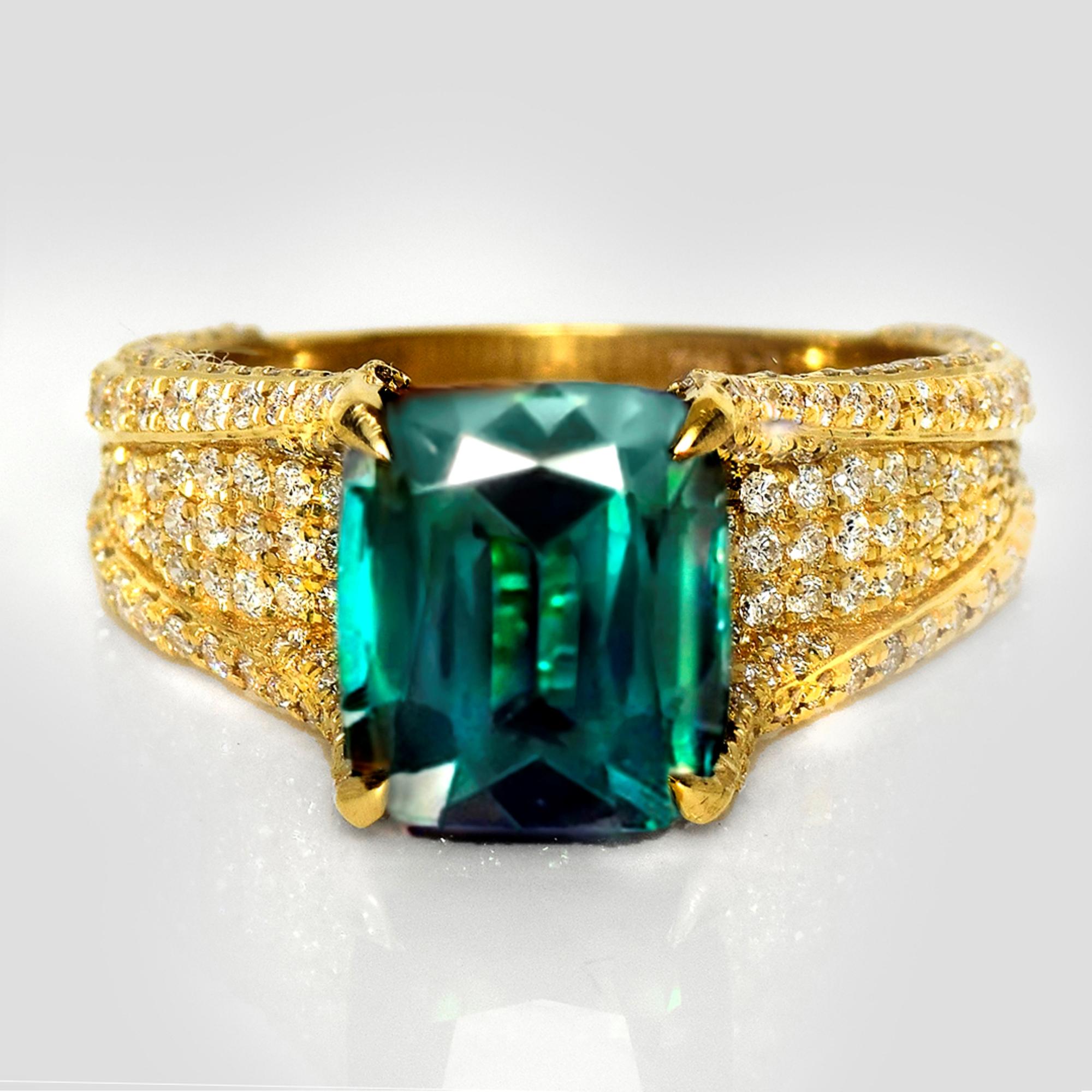 *IGI 18K 3,46 ct  Anello di fidanzamento antico con Greene & Greene & Greene & Diamonds*.
Questo anello presenta una Verdelite verde naturale di 3,46 carati incastonata in una fascia d'oro giallo 18 carati e impreziosita da Greene & Greene Diamonds