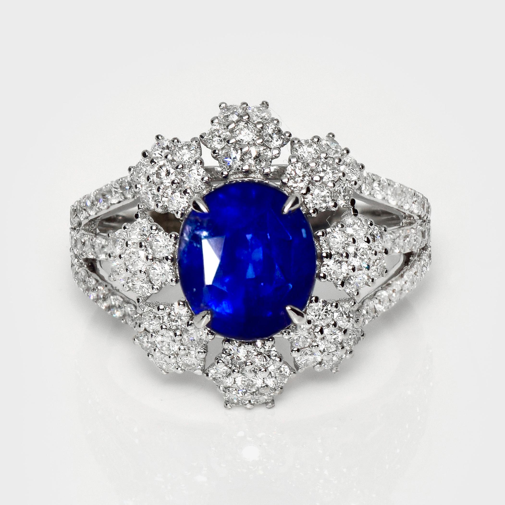 *IGI Anello di fidanzamento antico in 18 carati con zaffiro blu e diamanti 3,54 carati naturali dello Sri Lanka*.

Uno Zaffiro blu vivo naturale di Ceylon certificato IGI/Lotus  del peso di 3,54 carati, incastonato sulla fascia in oro bianco 18