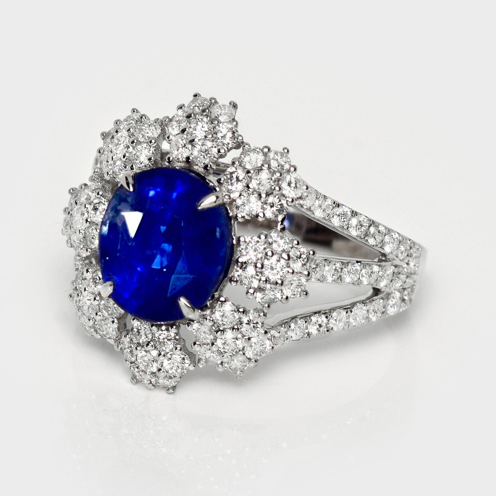 Contemporaneo Anello di fidanzamento IGI 18K con zaffiro blu reale e diamanti da 3,54 carati naturali dello Sri Lanka in vendita