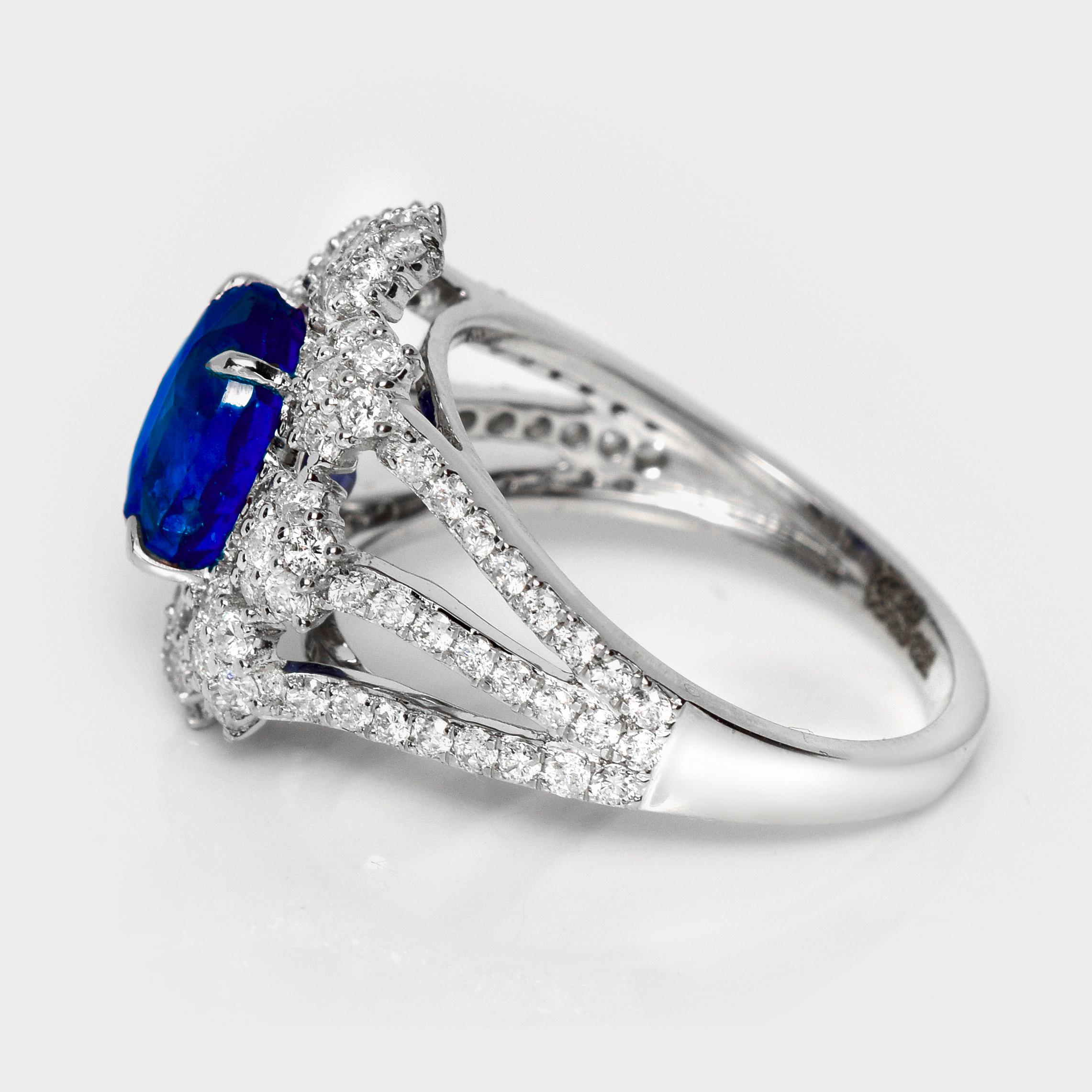 Taglio ovale Anello di fidanzamento IGI 18K con zaffiro blu reale e diamanti da 3,54 carati naturali dello Sri Lanka in vendita