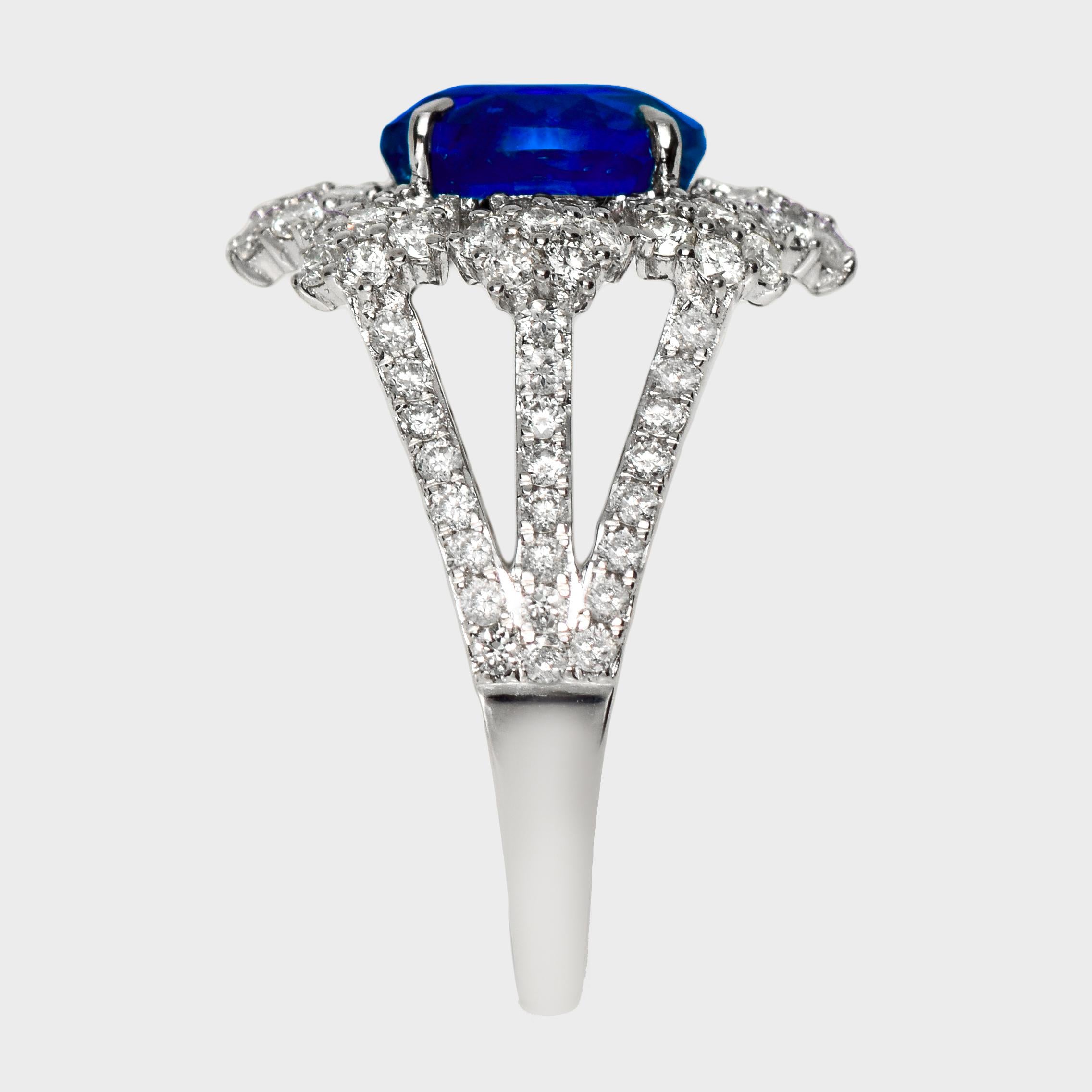 Anello di fidanzamento IGI 18K con zaffiro blu reale e diamanti da 3,54 carati naturali dello Sri Lanka In condizioni Nuovo in vendita a Kaohsiung City, TW