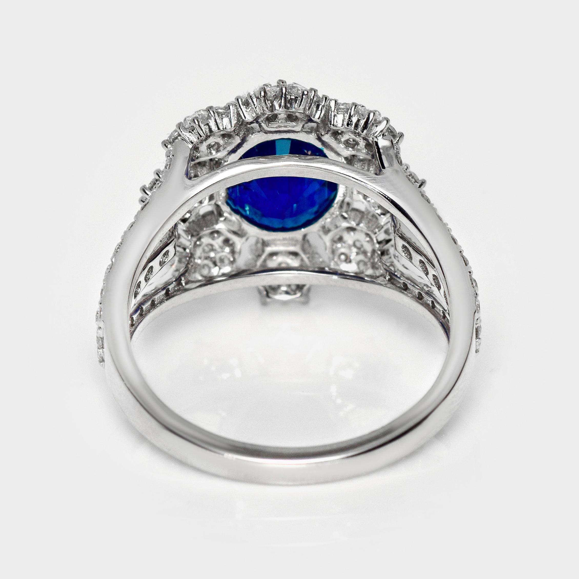 Anello di fidanzamento IGI 18K con zaffiro blu reale e diamanti da 3,54 carati naturali dello Sri Lanka in vendita 1