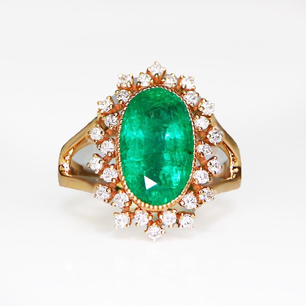 **IGI-zertifiziert 18K Rose Gold 3,67 ct Emerald&Diamonds Antike Art Deco Stil Verlobungsring** 

Ein natürlicher Smaragd als Mittelstein mit einem Gewicht von 3,67 ct, gefasst auf einem 18 Karat Roségoldband mit doppeltem Halo-Design und FG