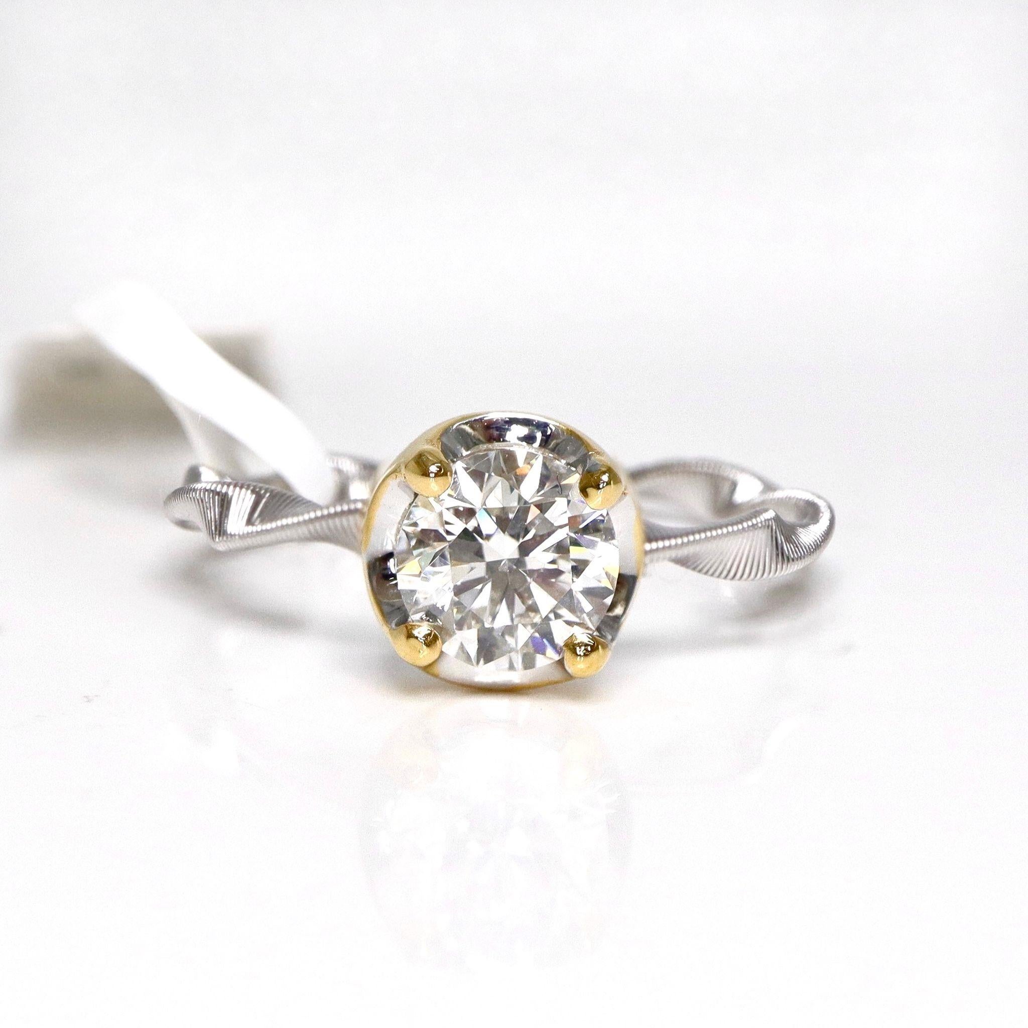 *IGI Anello di fidanzamento 18K 3EX 1.00 Ct Natural Diamond Antique Art Deco*

Un diamante rotondo taglio brillante del peso di 1,00 ct, certificato IGI, di colore 3EX G, incastonato in una fascia in oro bianco/rosa 18 carati dal design art