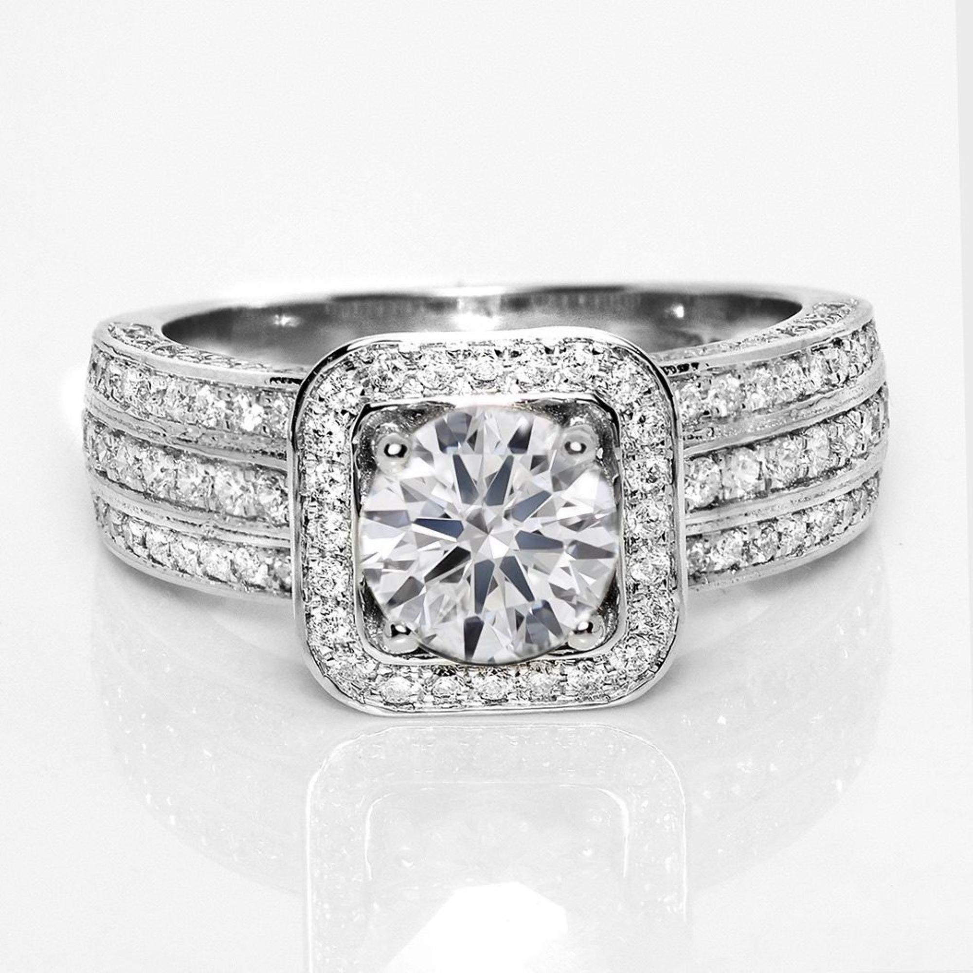 *IGI Anello di fidanzamento 18K 3EX 1.03 Ct D IF Natural Diamond Antique Art Deco*

Un diamante rotondo taglio brillante certificato IGI D IF del peso di 1,03 carati incastonato in una fascia in oro bianco 18 carati dal design art déco con diamanti