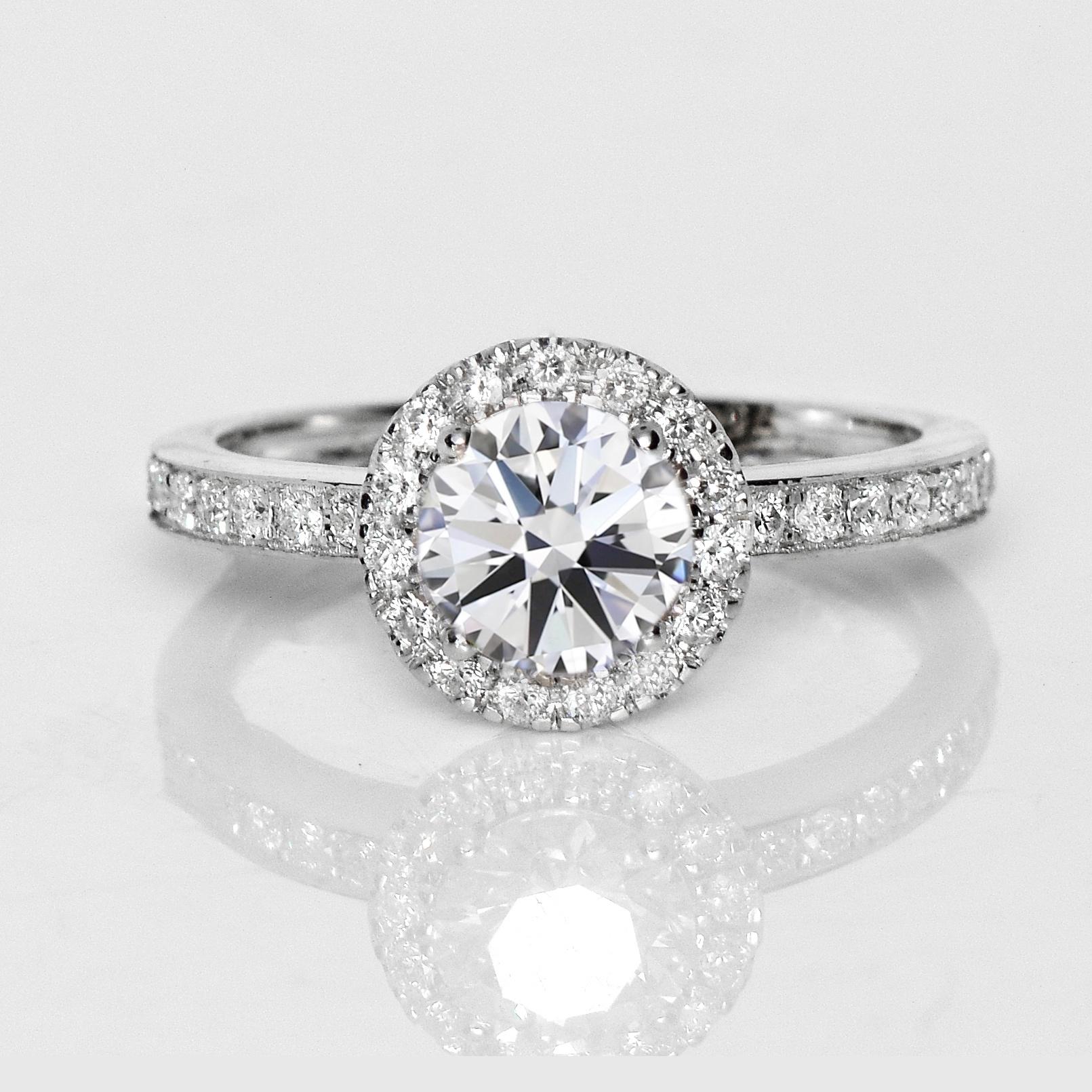 *IGI 18K 3EX 1.23 Ct G SI2 Natural Diamond Antique Art Deco Engagement Ring* (Bague de fiançailles Art Déco)

Un diamant rond de taille brillant certifié IGI G SI2 pesant 1,23 ct serti sur un anneau en or blanc 18 carats de style art déco avec des